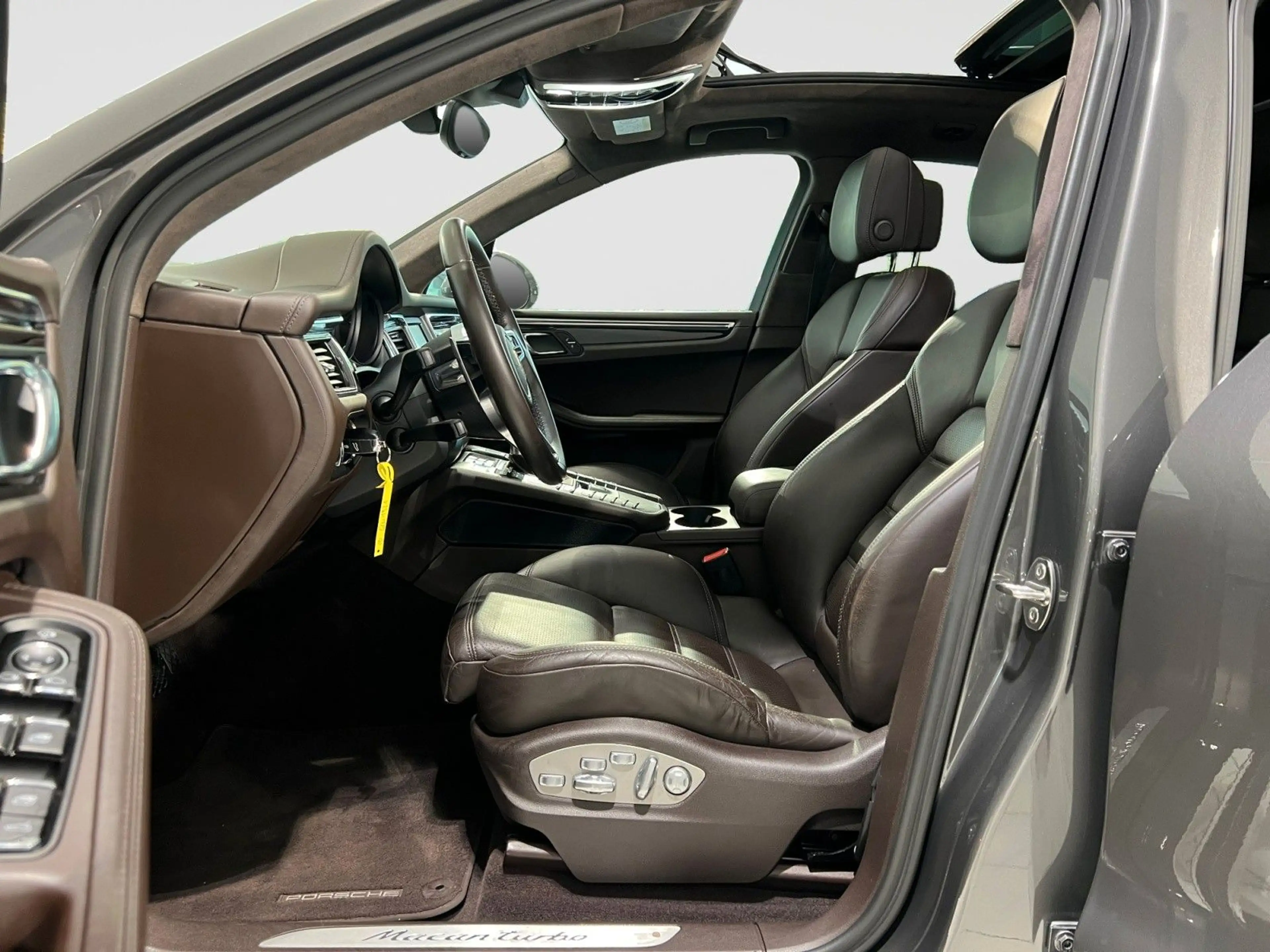 Porsche Macan Turbo AHK PDK KAM LUFT PANO CHRONO — photo 10