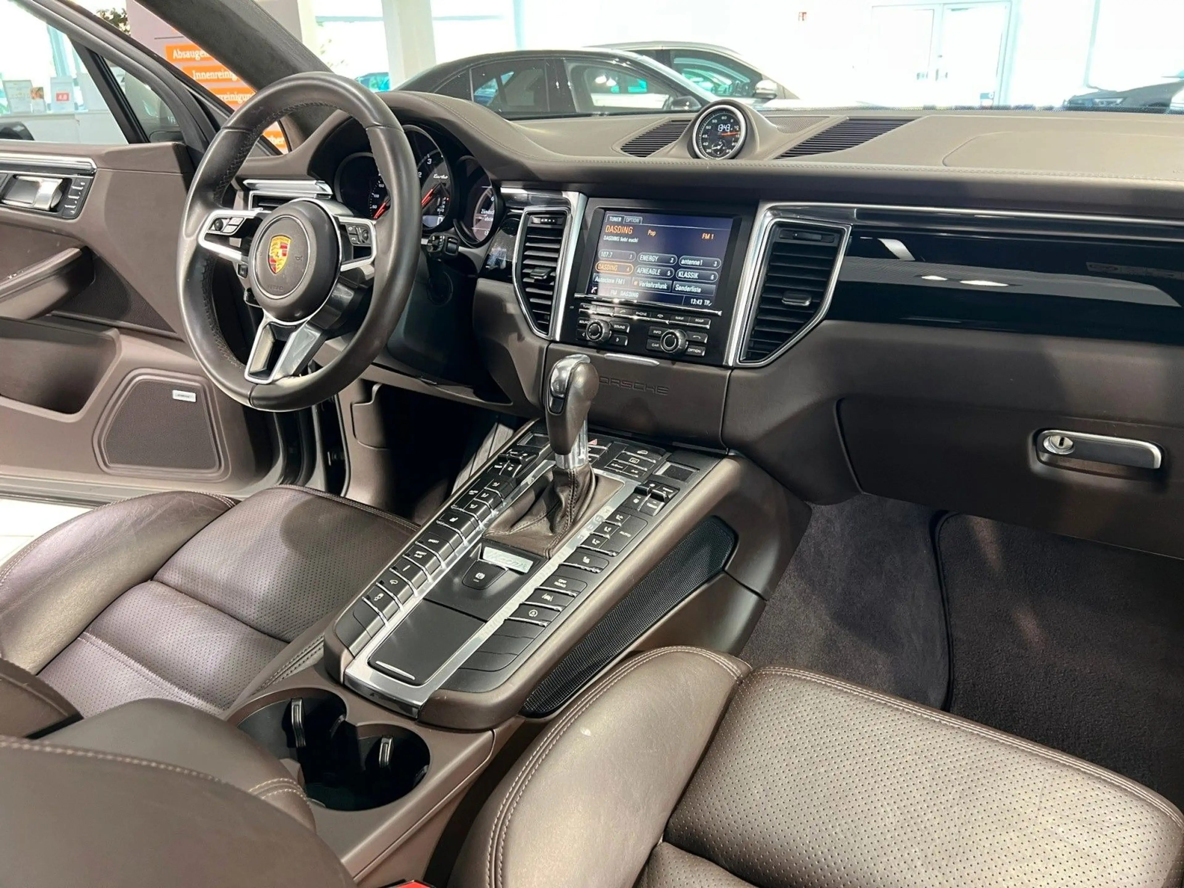 Porsche Macan Turbo AHK PDK KAM LUFT PANO CHRONO — photo 9
