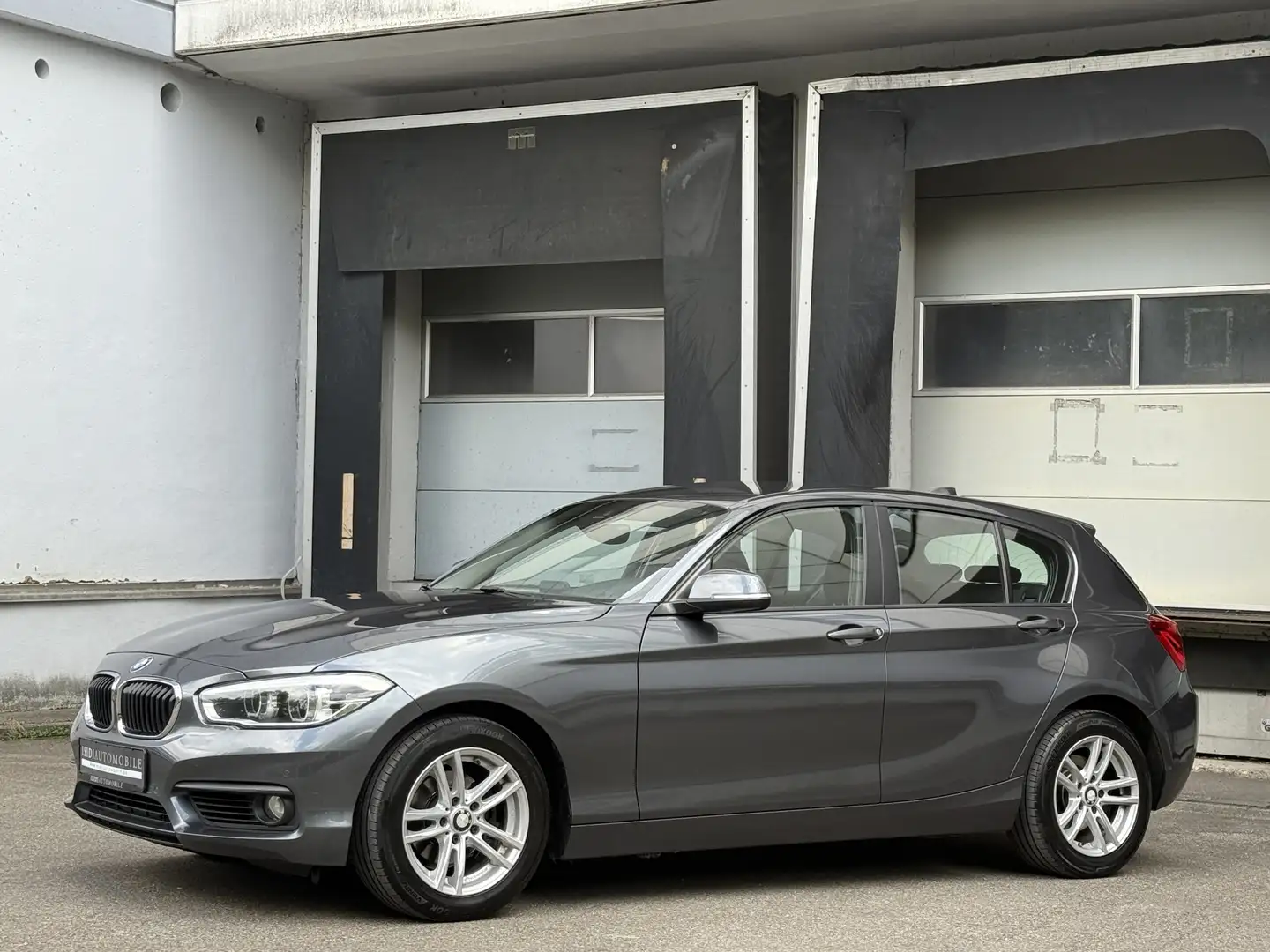 BMW 118 d Advantage LED Navi Sitzheizung Tempo AHK Gris - 2