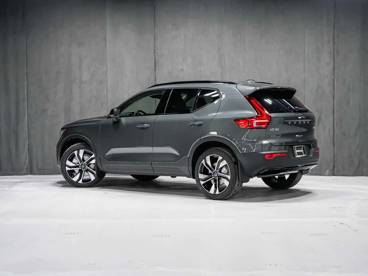 2026 Volvo XC40 Plus (Dark Theme) alt 4