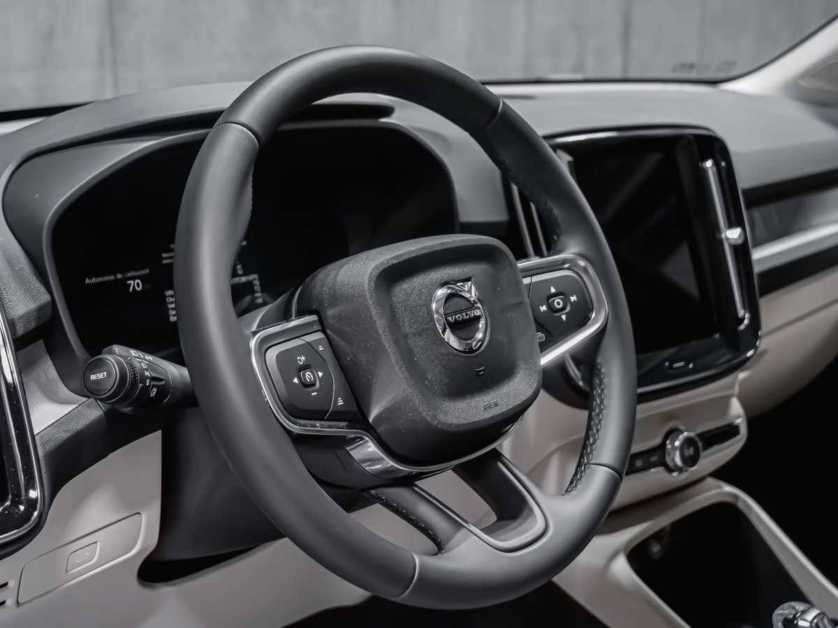 2026 Volvo XC40 Plus (Dark Theme) thumb 8