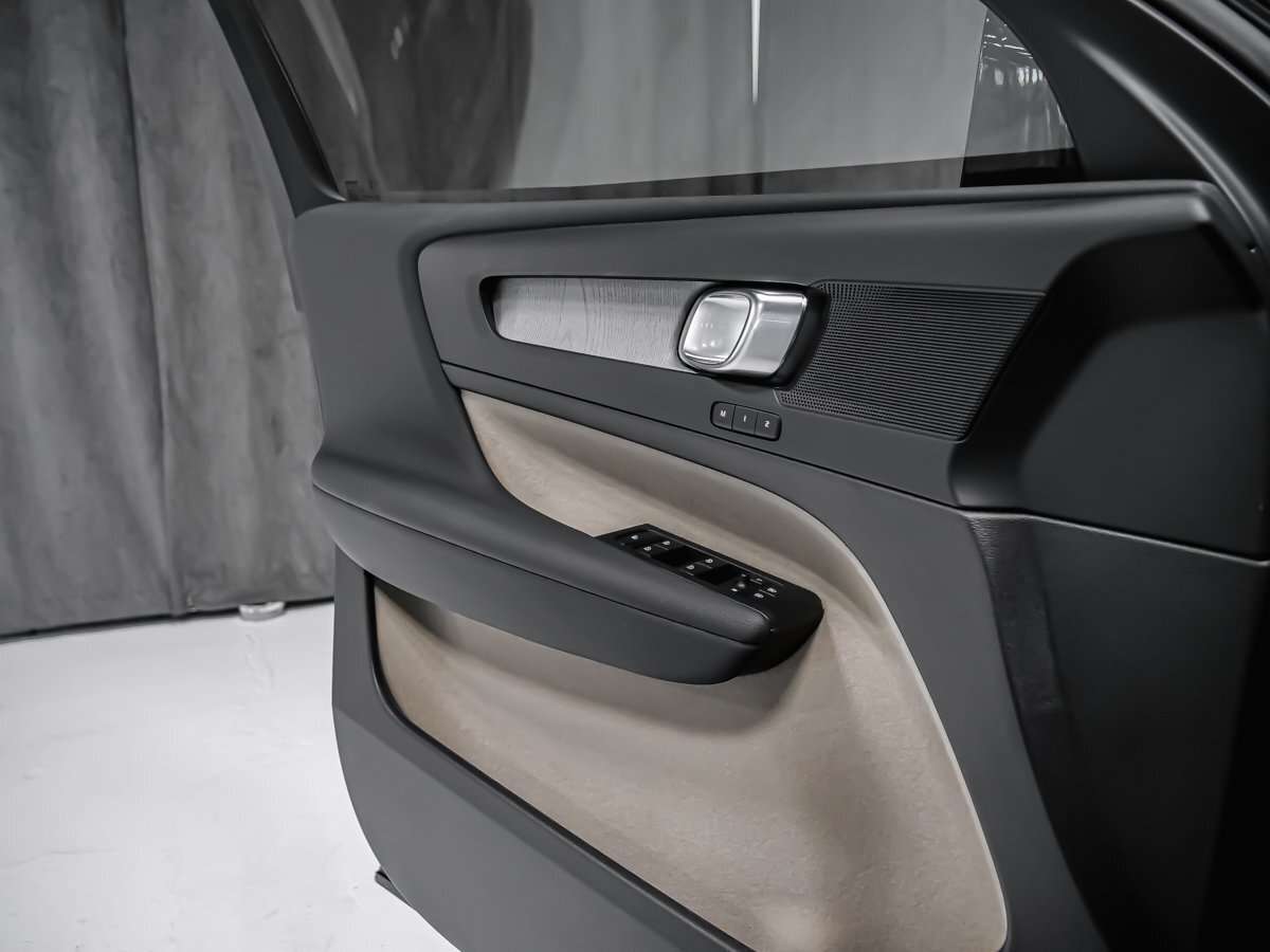 2026 Volvo XC40 Plus (Dark Theme) thumb 9