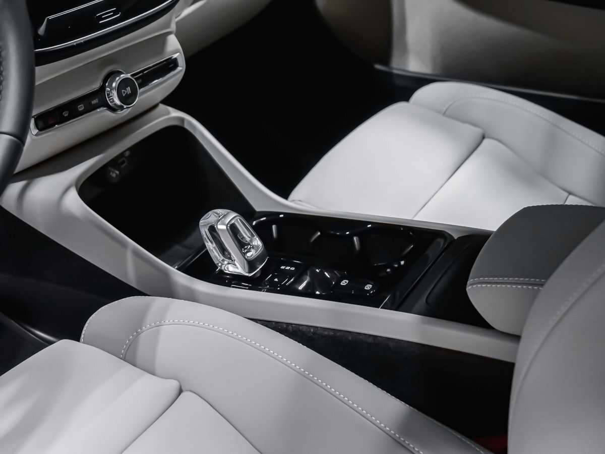 2026 Volvo XC40 Plus (Dark Theme) thumb 7