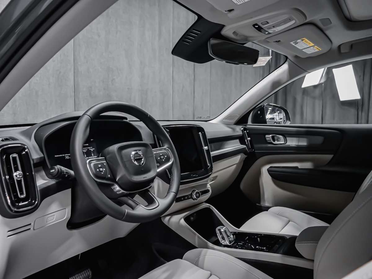 2026 Volvo XC40 Plus (Dark Theme) thumb 6