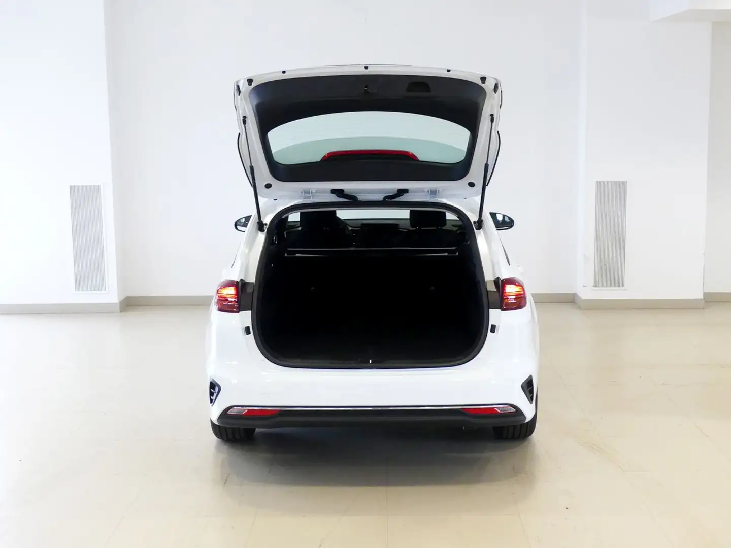 Kia 1.6 MHEV 100KW CONCEPT TOURER 136CV 5P Blanco - 2
