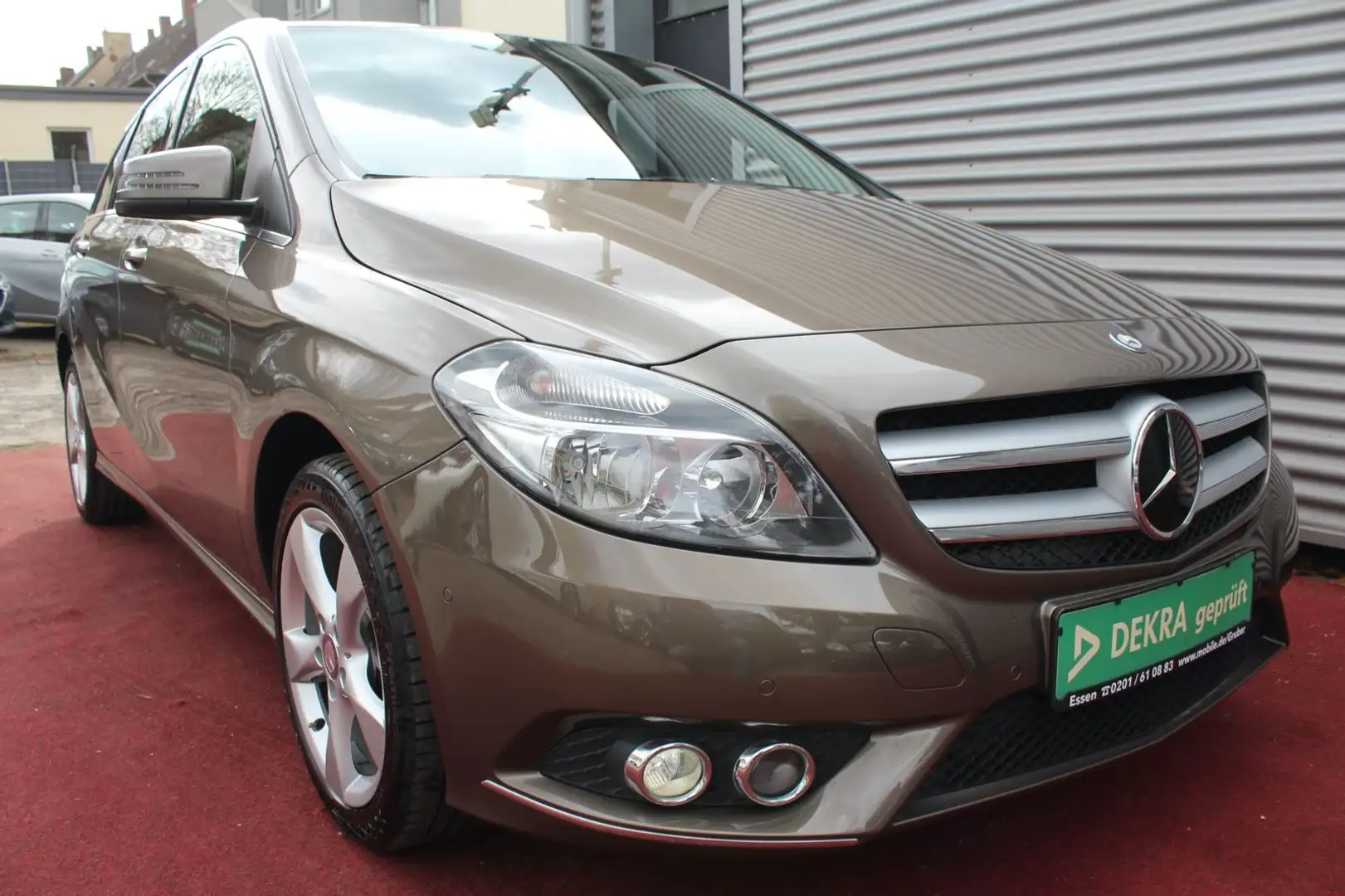 Mercedes-Benz B 200 SPORTPAKET KLIMA NAVI AHK PDC 17.ZOLL 2.Hd Braun - 2