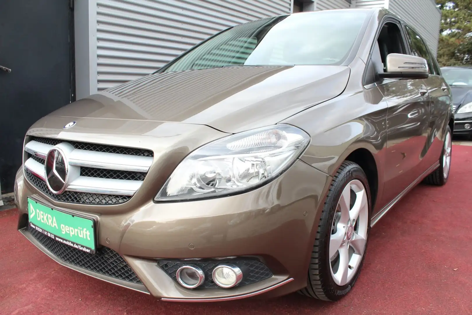 Mercedes-Benz B 200 SPORTPAKET KLIMA NAVI AHK PDC 17.ZOLL 2.Hd Braun - 1