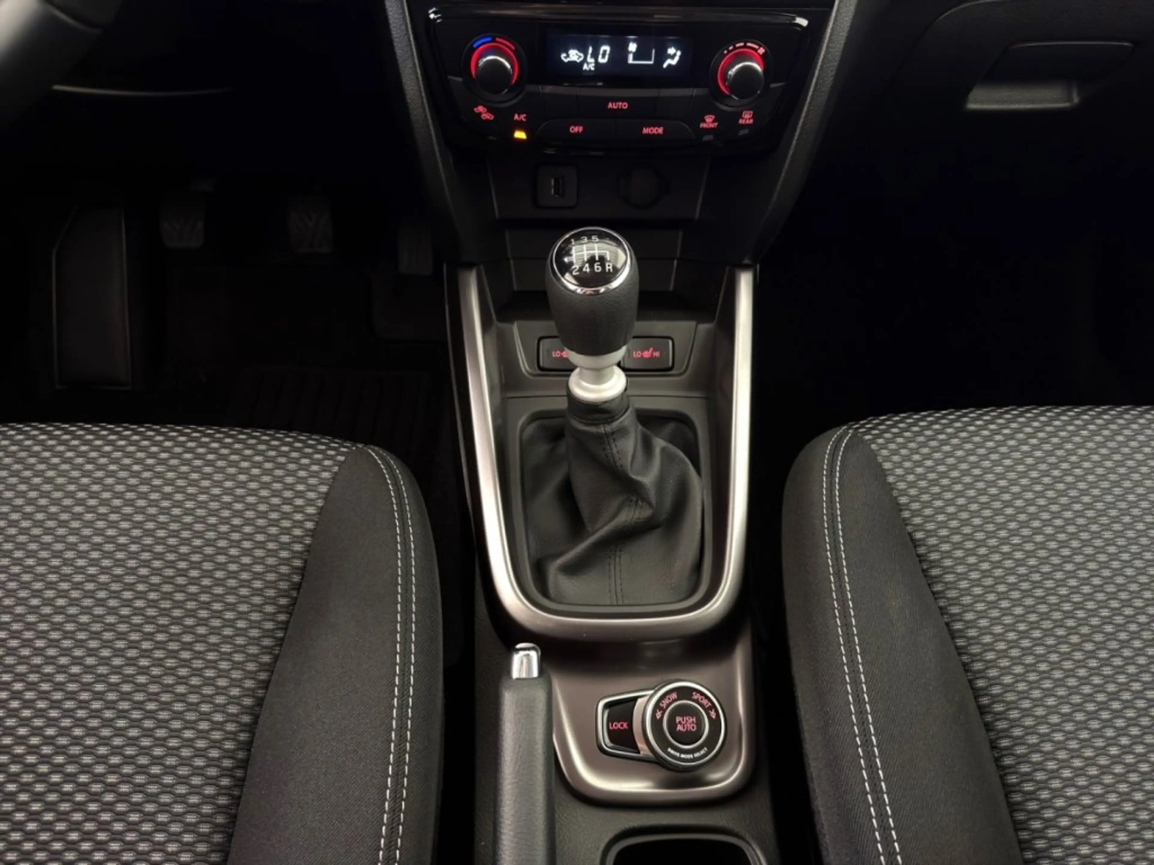 Suzuki Vitara 1,4 GLX Hybrid Allgrip Jacques Lemans Sonderedition — photo 10