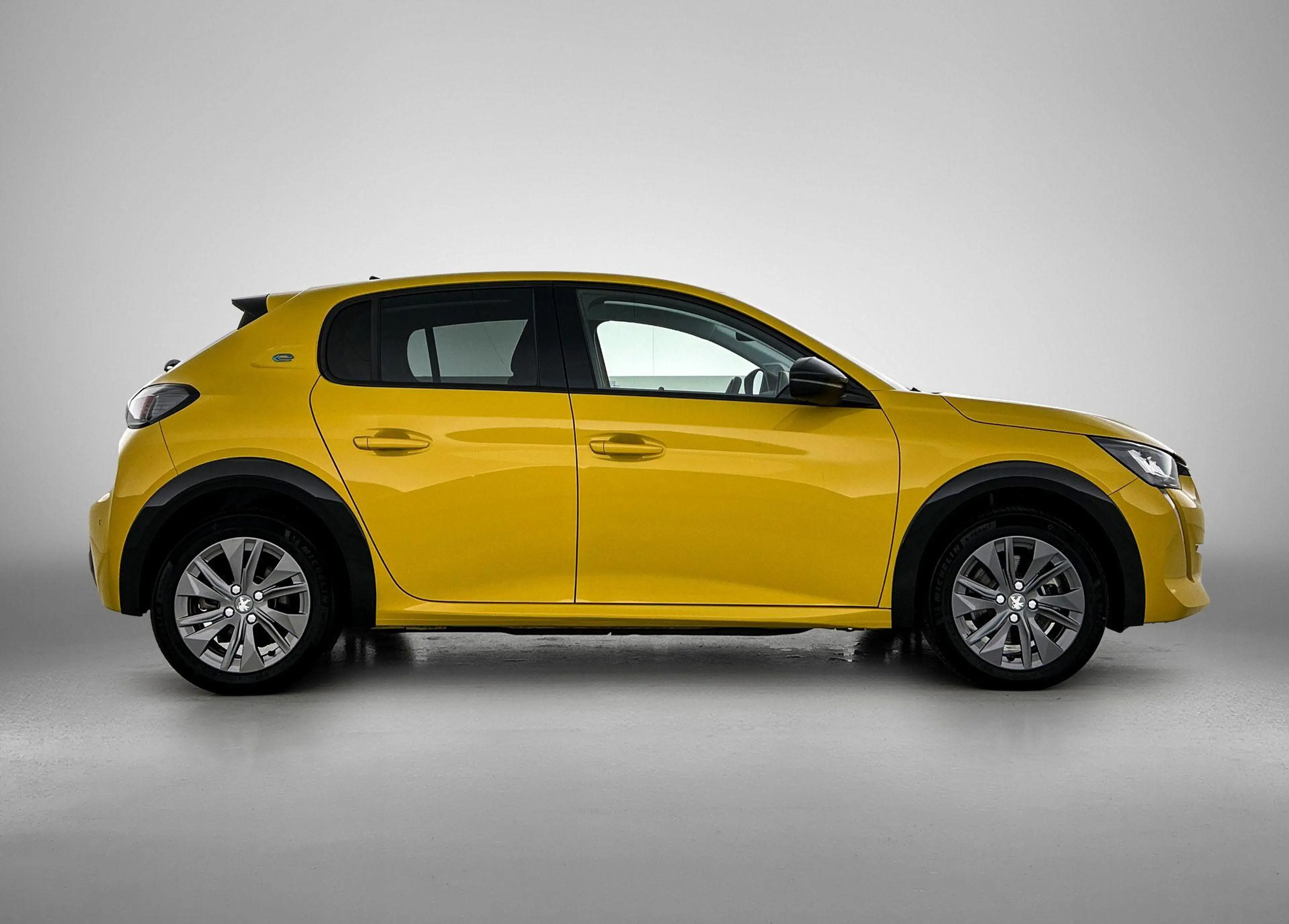 Peugeot e-208 EV Allure 50 kWh 136pk | Lage kilometerstand | Nav — photo 8