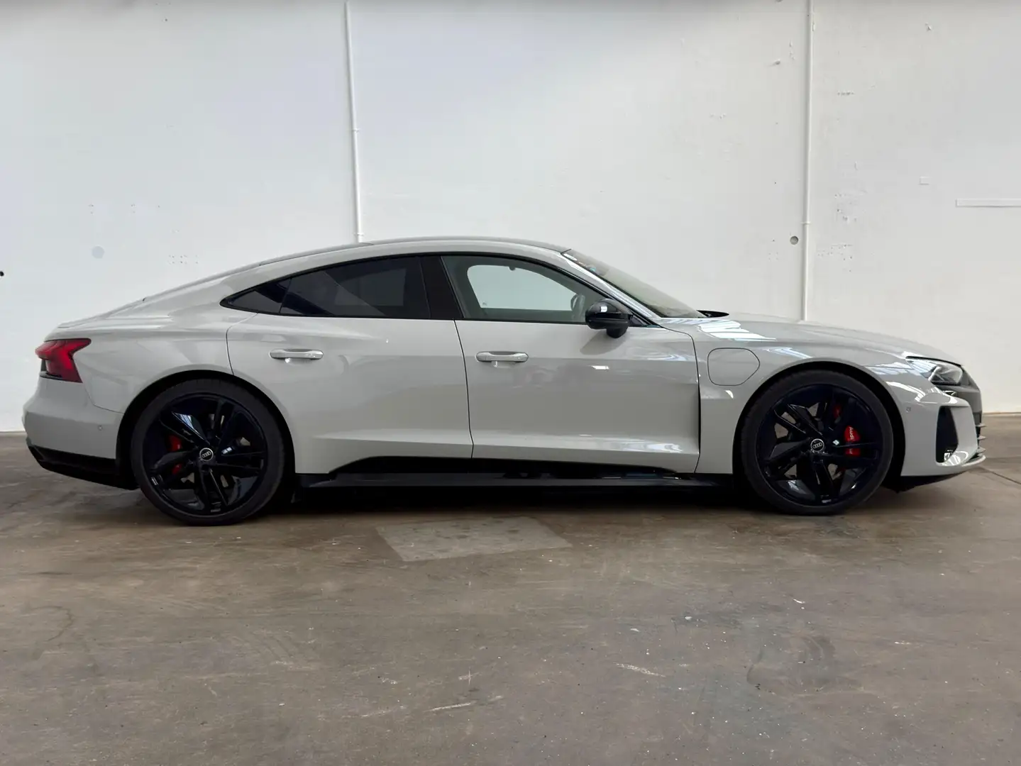 Audi e-tron GT quattro *Individuallackierung *Assistenz-plus Grau - 2