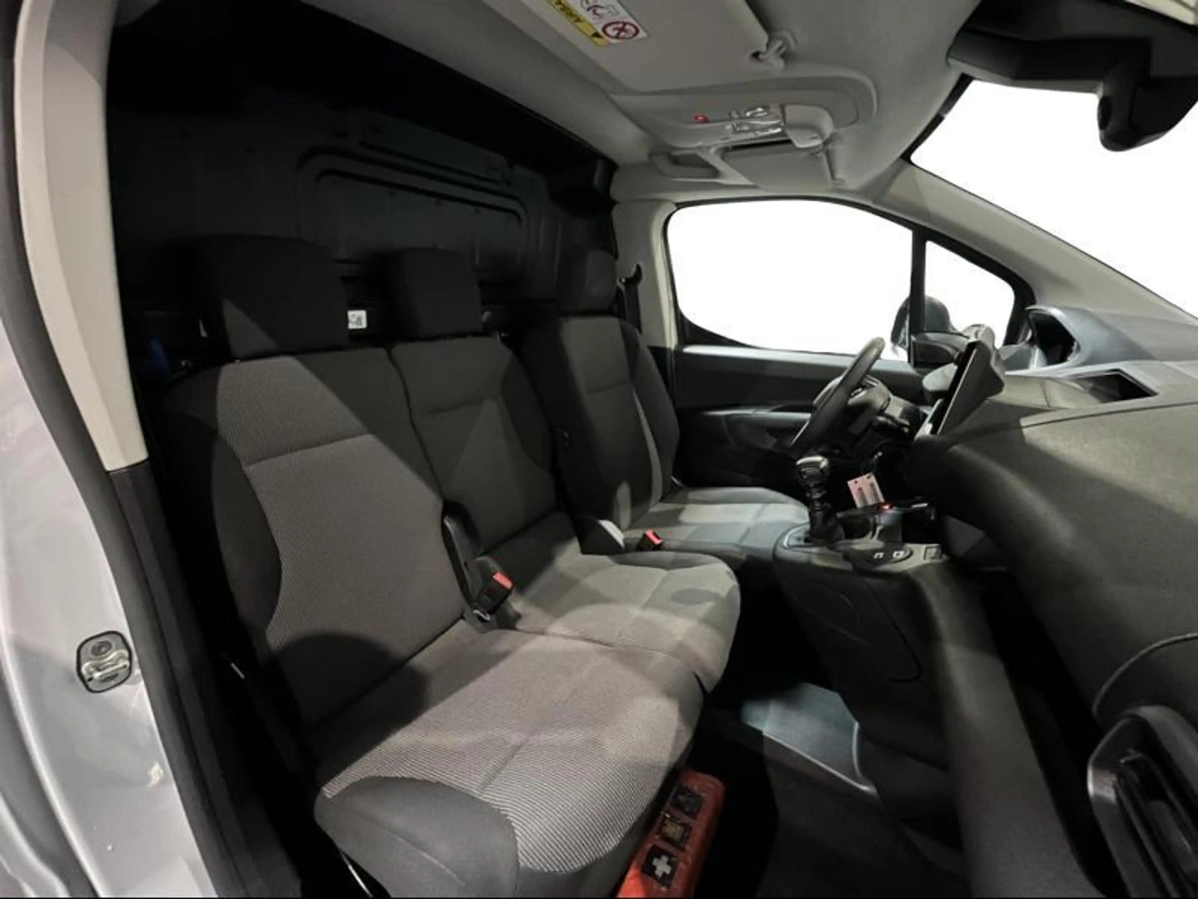 Peugeot Partner Standard Light — photo 12