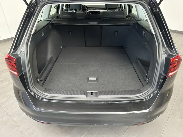 Volkswagen Passat view 6