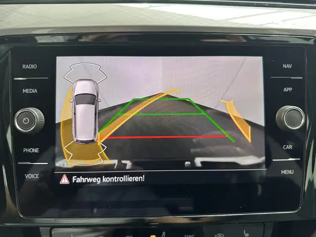 Volkswagen Passat view 19