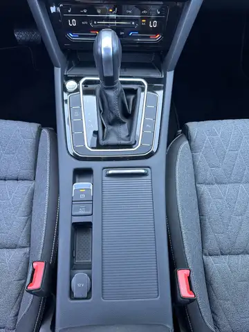 Volkswagen Passat view 17