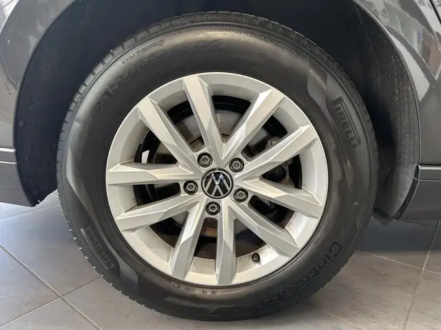 Volkswagen Passat view 3