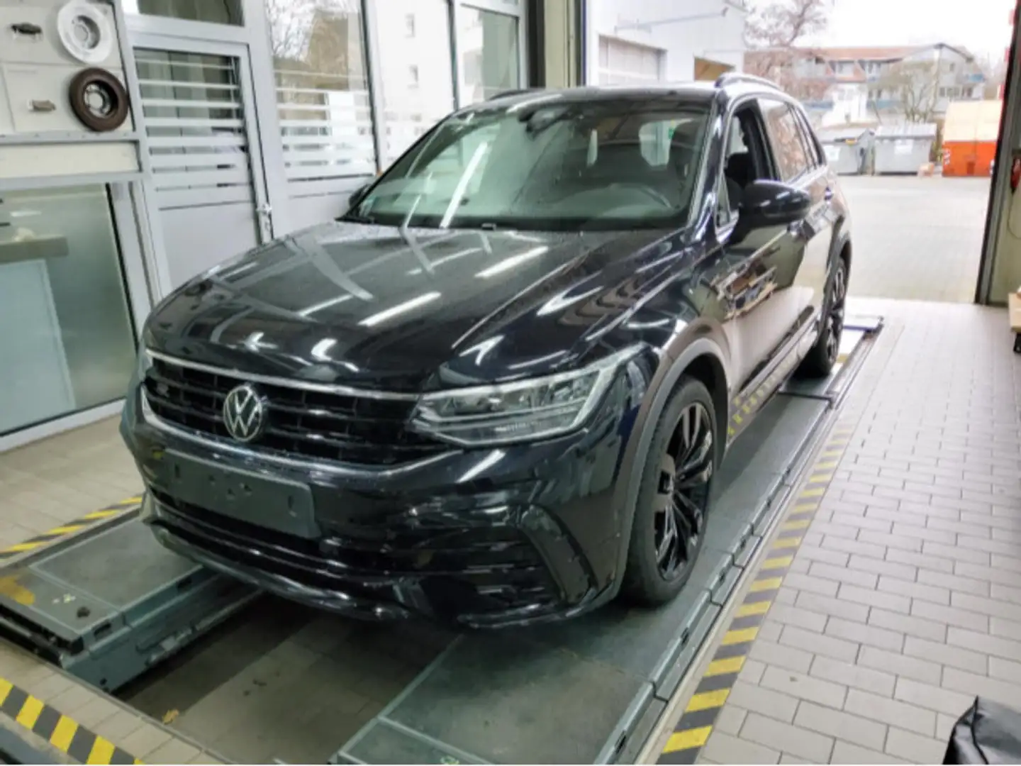 Volkswagen Tiguan 1.5 TSI DSG R-Line Navi Sprachbedienung P Schwarz - 2