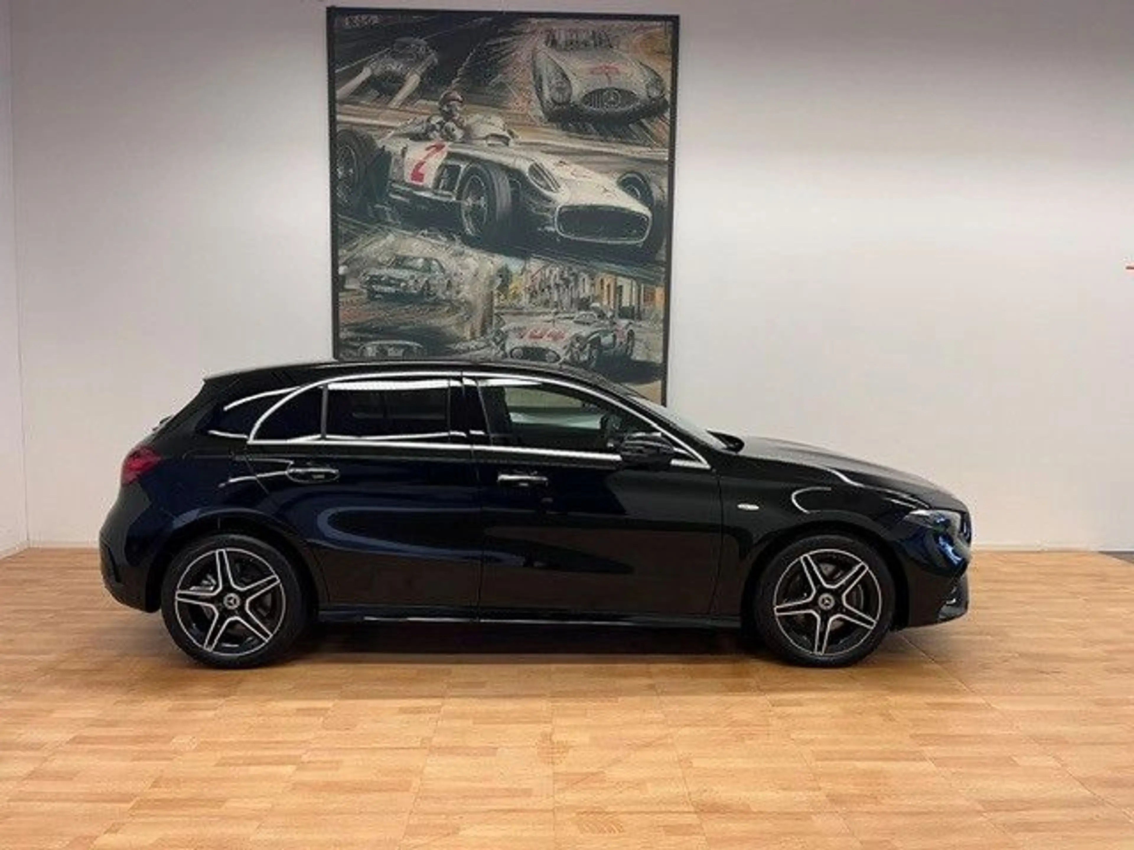 Mercedes-Benz A 250 e AMG-Line Panorama Distronic Keyless Go — photo 5