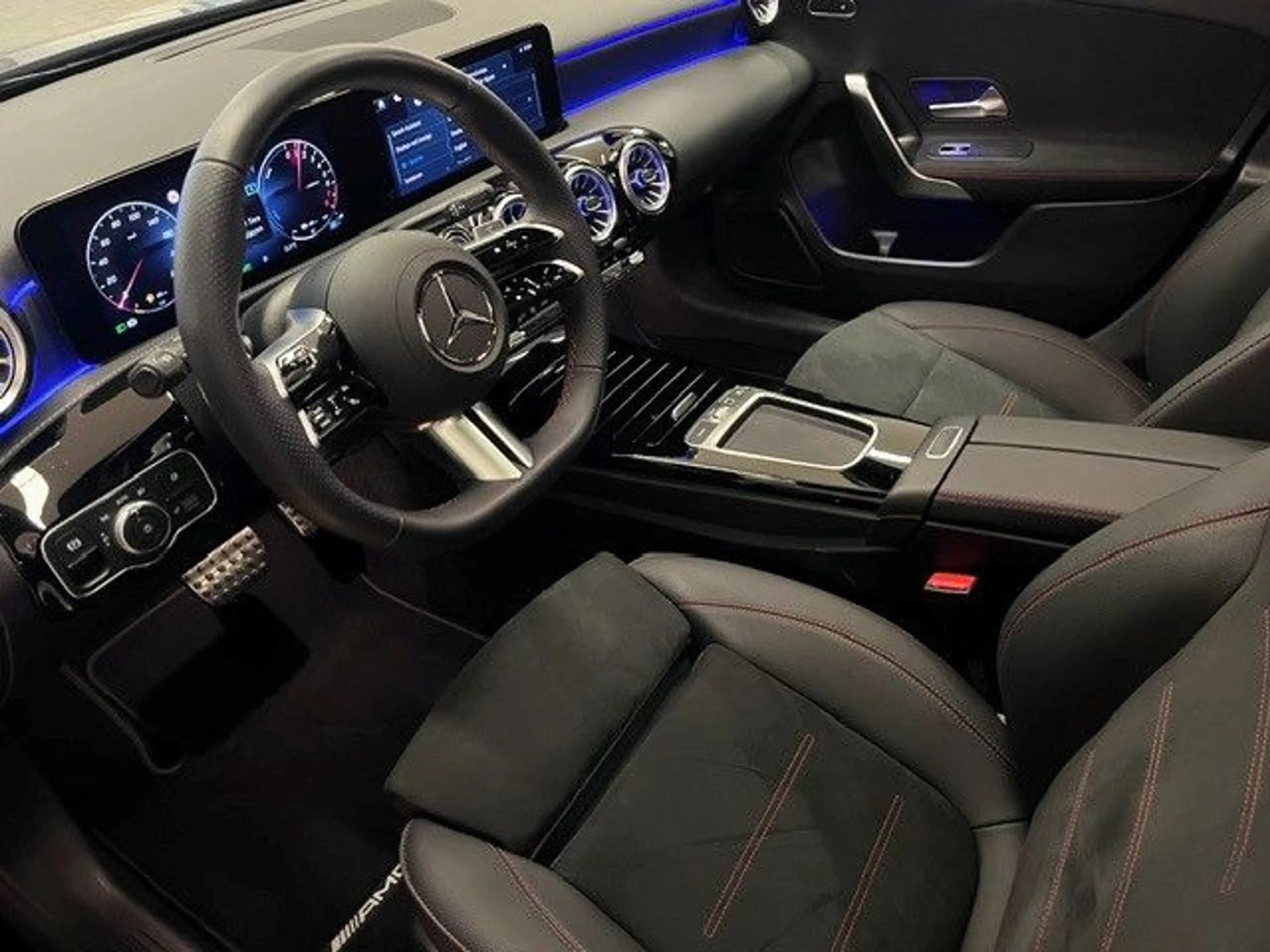 Mercedes-Benz A 250 e AMG-Line Panorama Distronic Keyless Go — photo 3