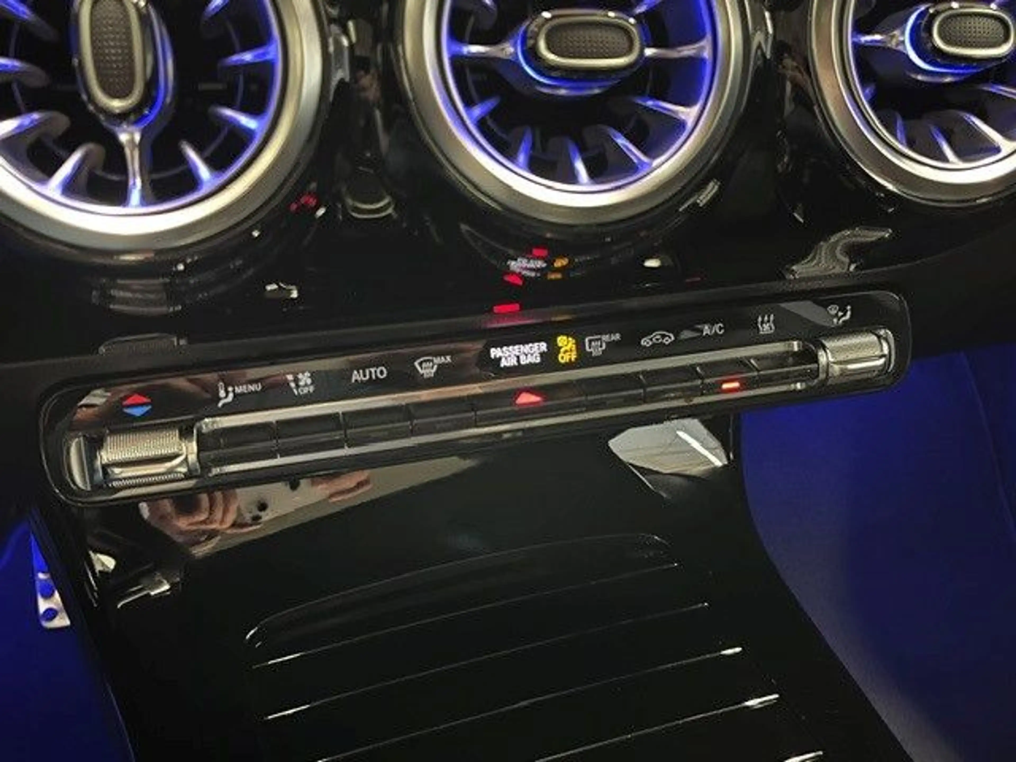 Mercedes-Benz A 250 e AMG-Line Panorama Distronic Keyless Go — photo 9