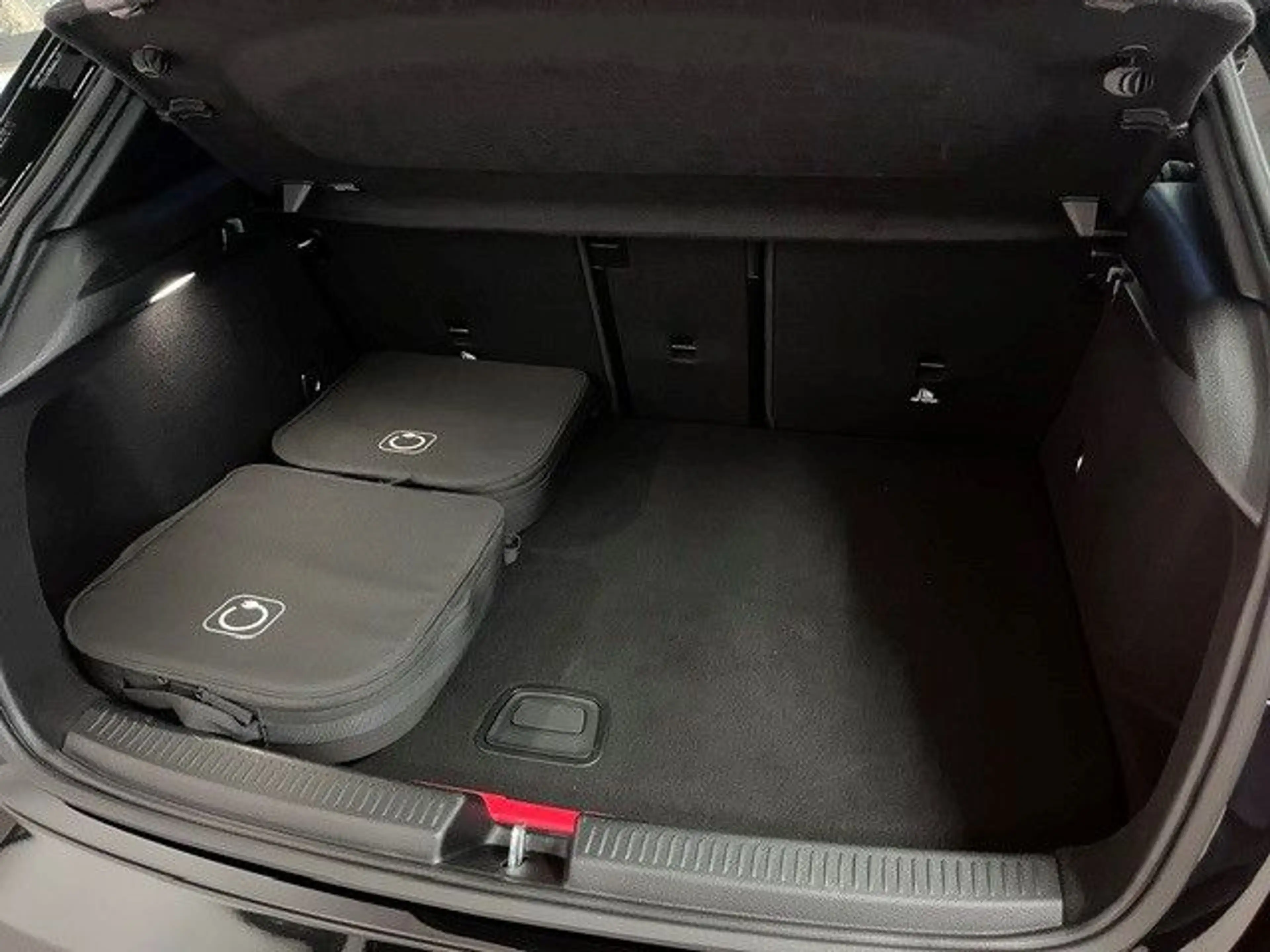 Mercedes-Benz A 250 e AMG-Line Panorama Distronic Keyless Go — photo 12