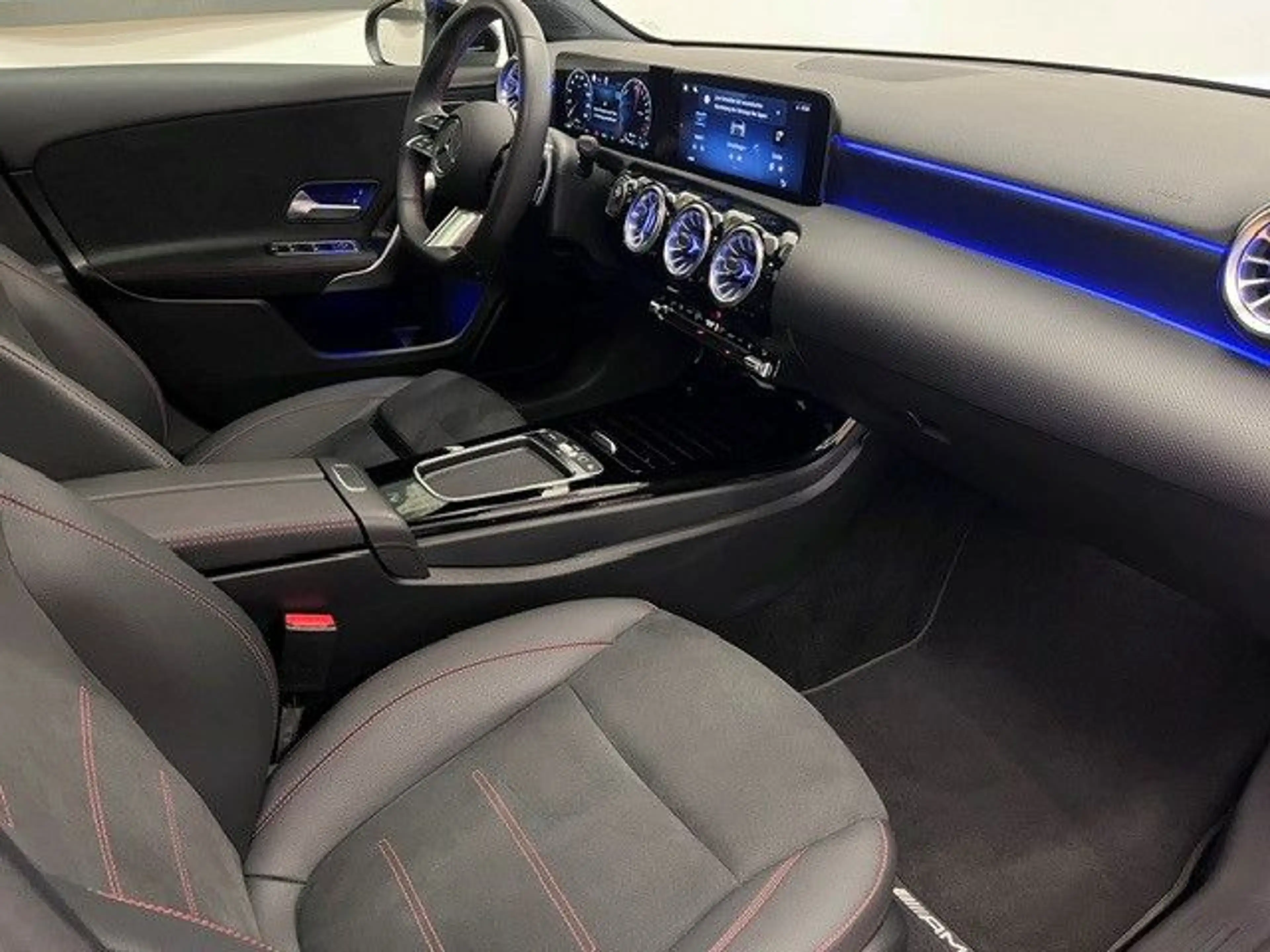 Mercedes-Benz A 250 e AMG-Line Panorama Distronic Keyless Go — photo 4