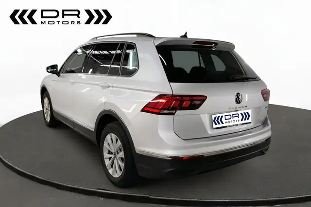 Volkswagen Tiguan view 4