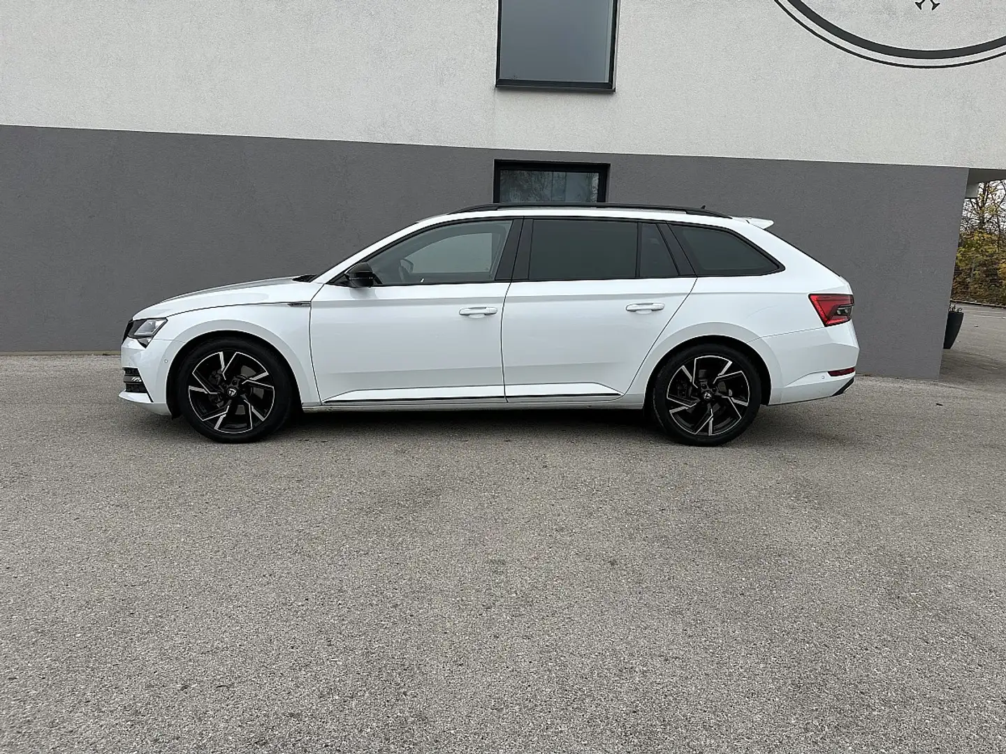 Skoda Superb Kombi 2,0 TDI Sportline DSG Top Ausstattung Weiß - 2
