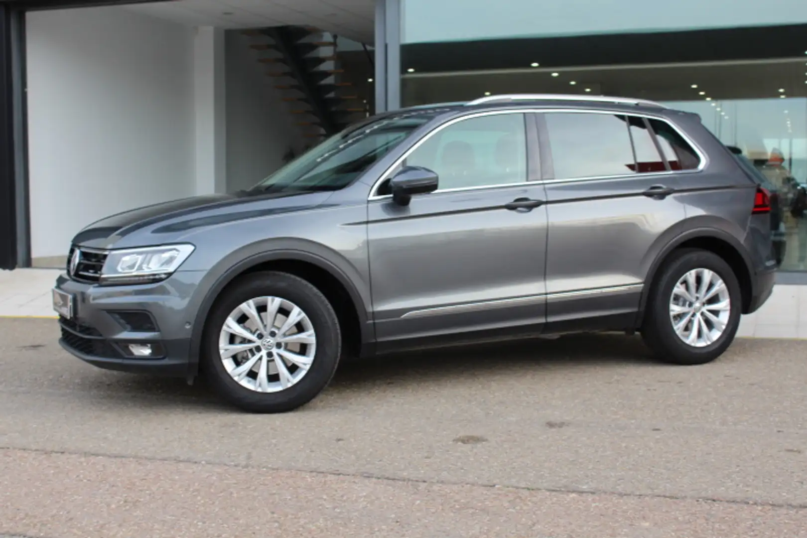 Volkswagen Tiguan 2.0TDI Advance 110kW (4.75) Gris - 2