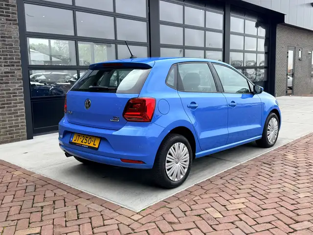 Volkswagen Polo view 2
