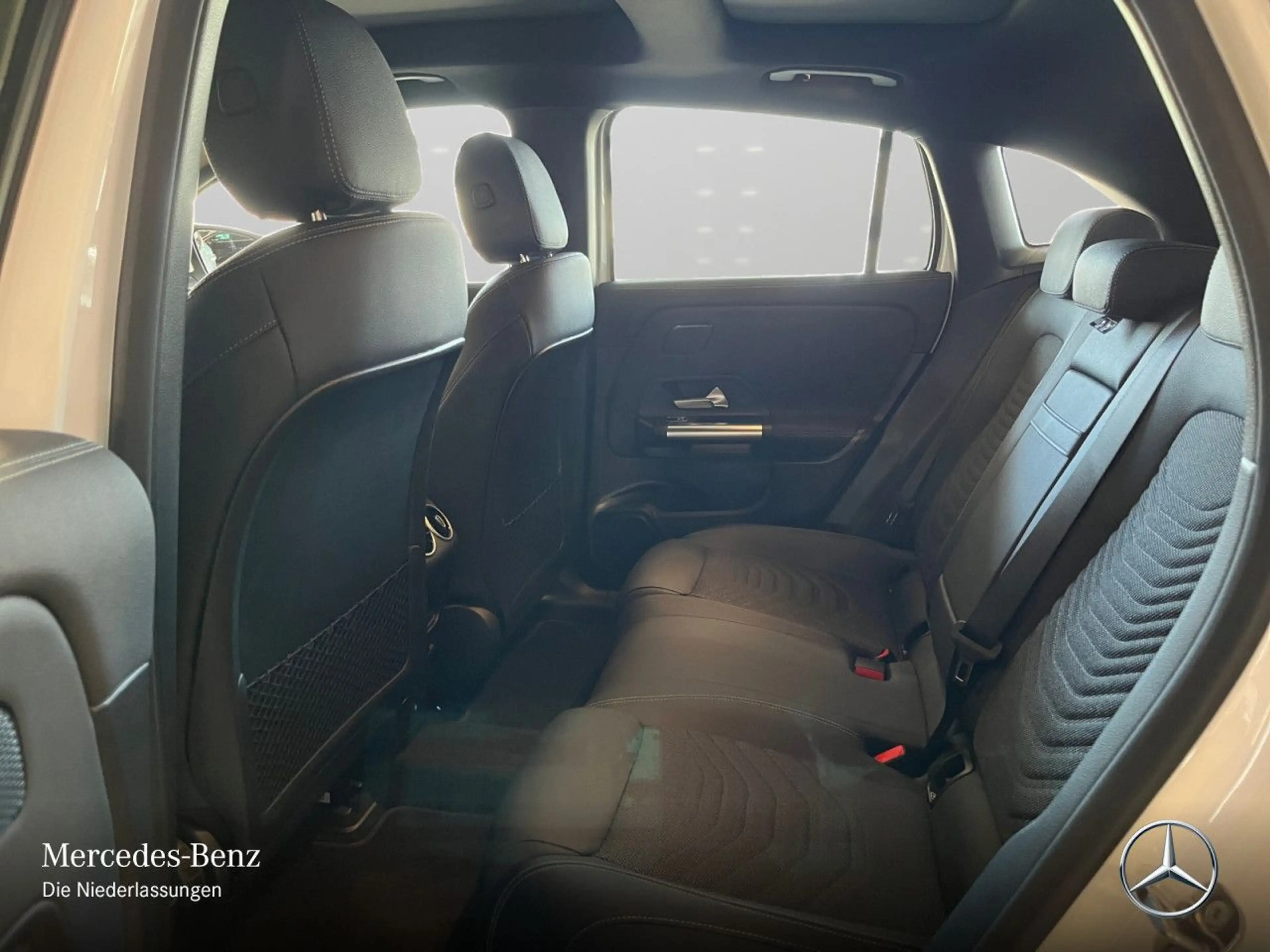 Mercedes-Benz EQA 250 PROG+PLUS-PAKET+AHK+PANO+KAMERA+KEYLESS — photo 12