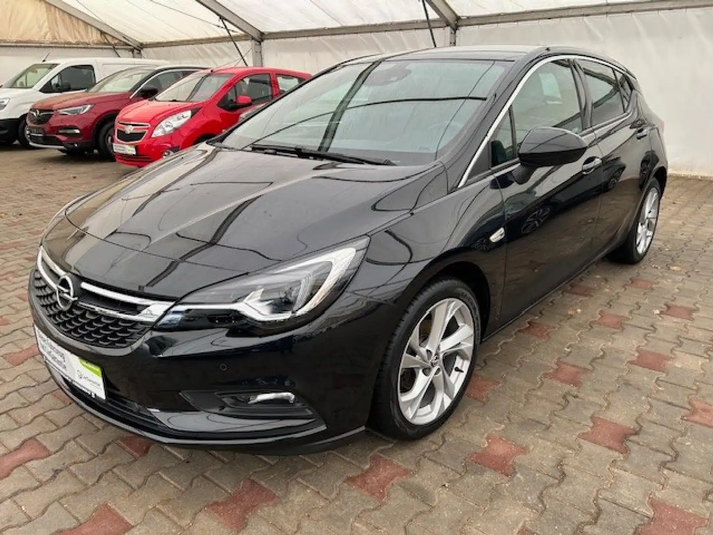 Opel Astra Dynamic Schwarz - 1
