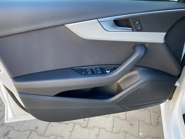 Audi A4 view 10