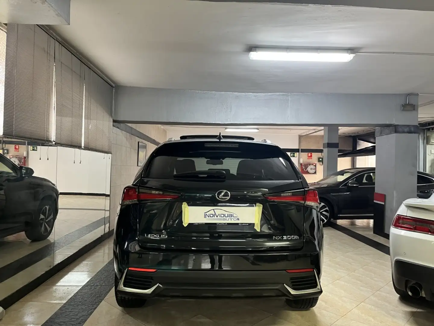 Lexus NX 300h Luxury Kick Power 4WD Noir - 2