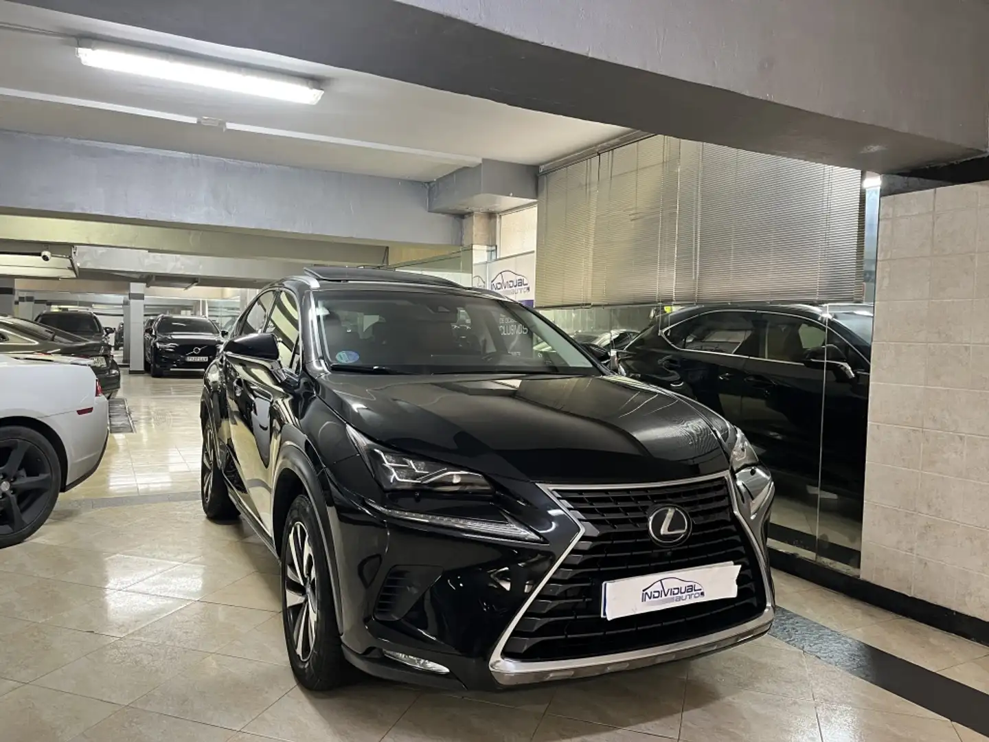 Lexus NX 300h Luxury Kick Power 4WD Noir - 1