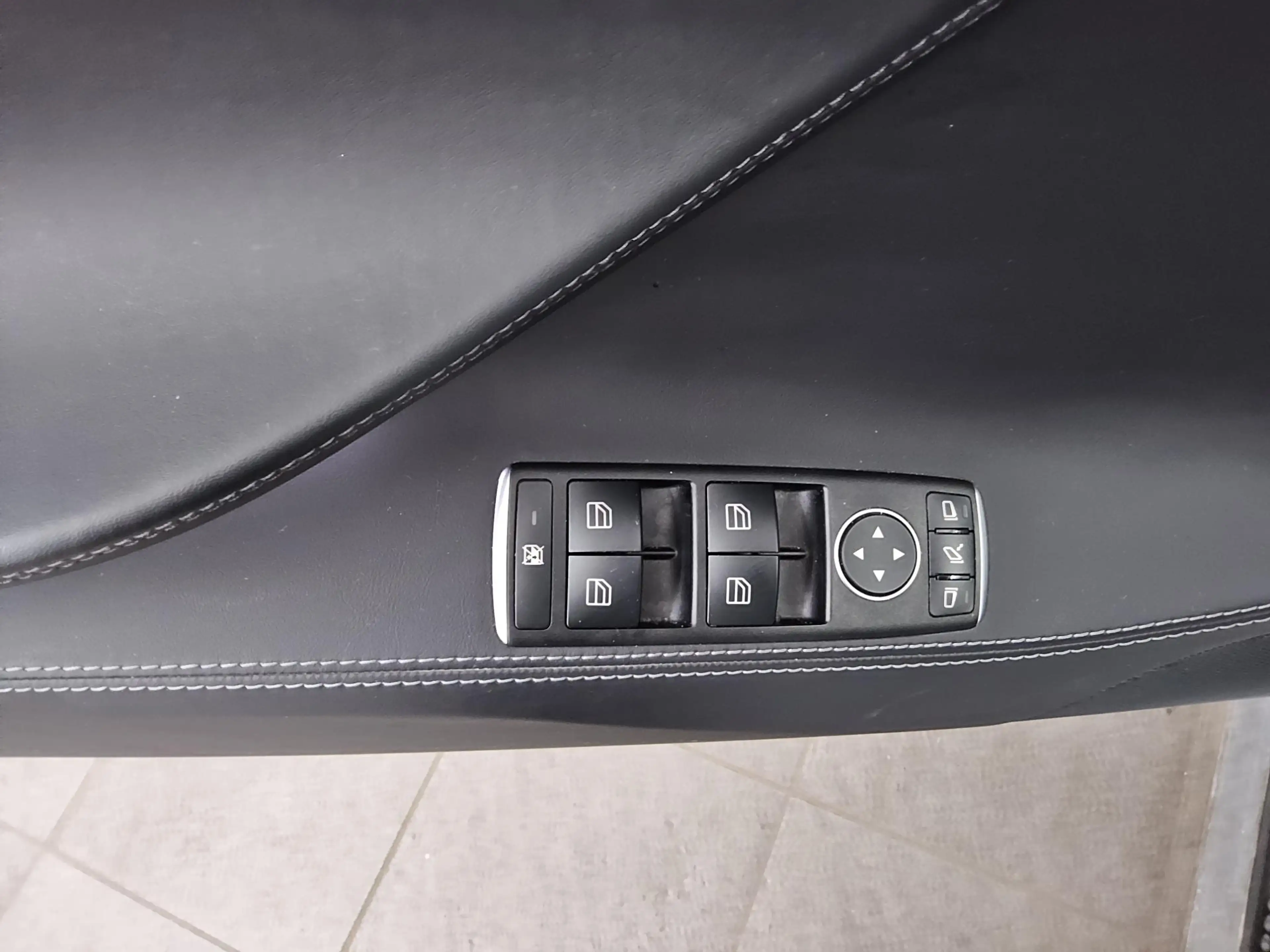 Tesla Model S Maximale-Reichweite Navi LED Pano 360 — photo 10