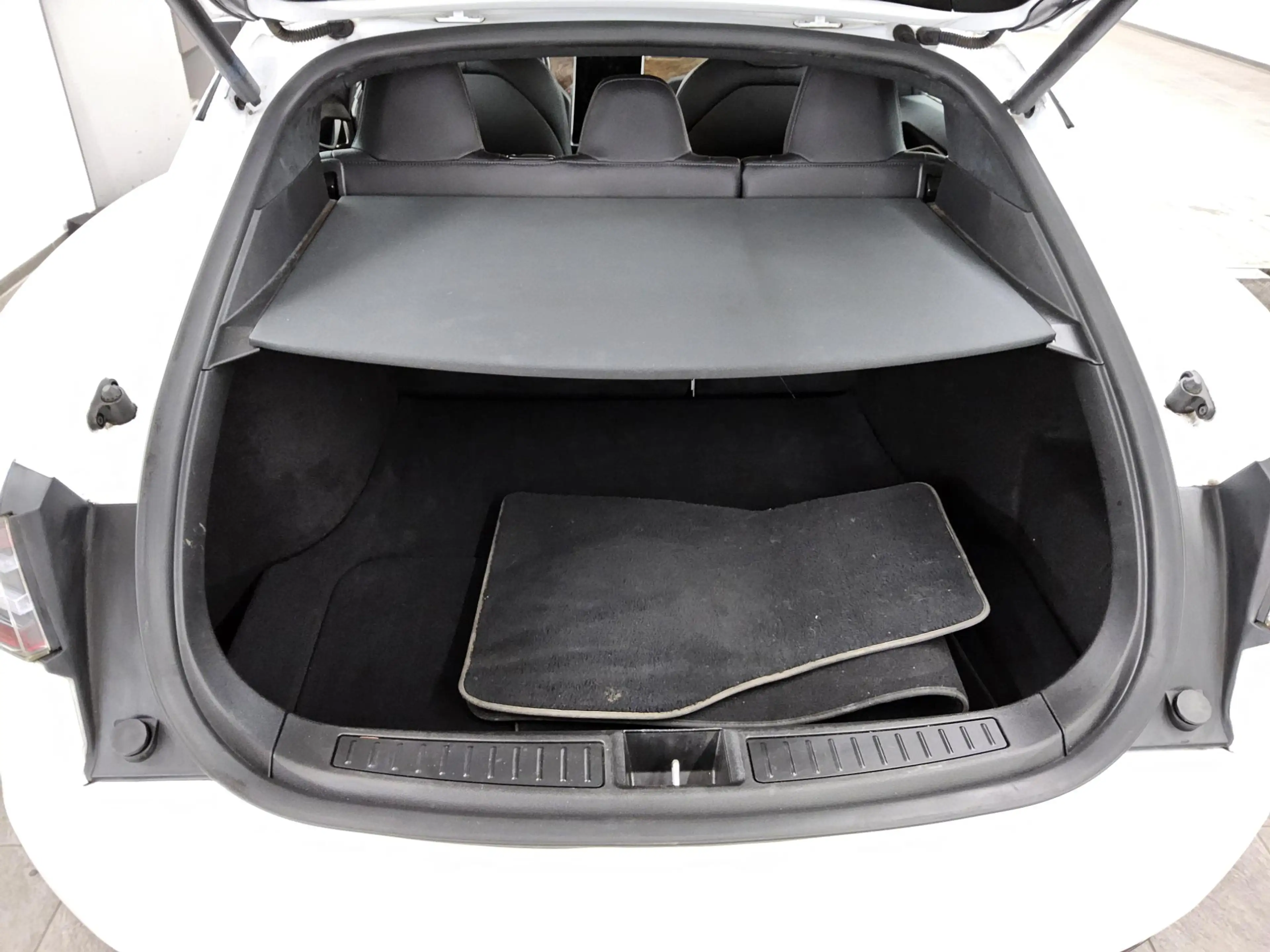 Tesla Model S Maximale-Reichweite Navi LED Pano 360 — photo 12