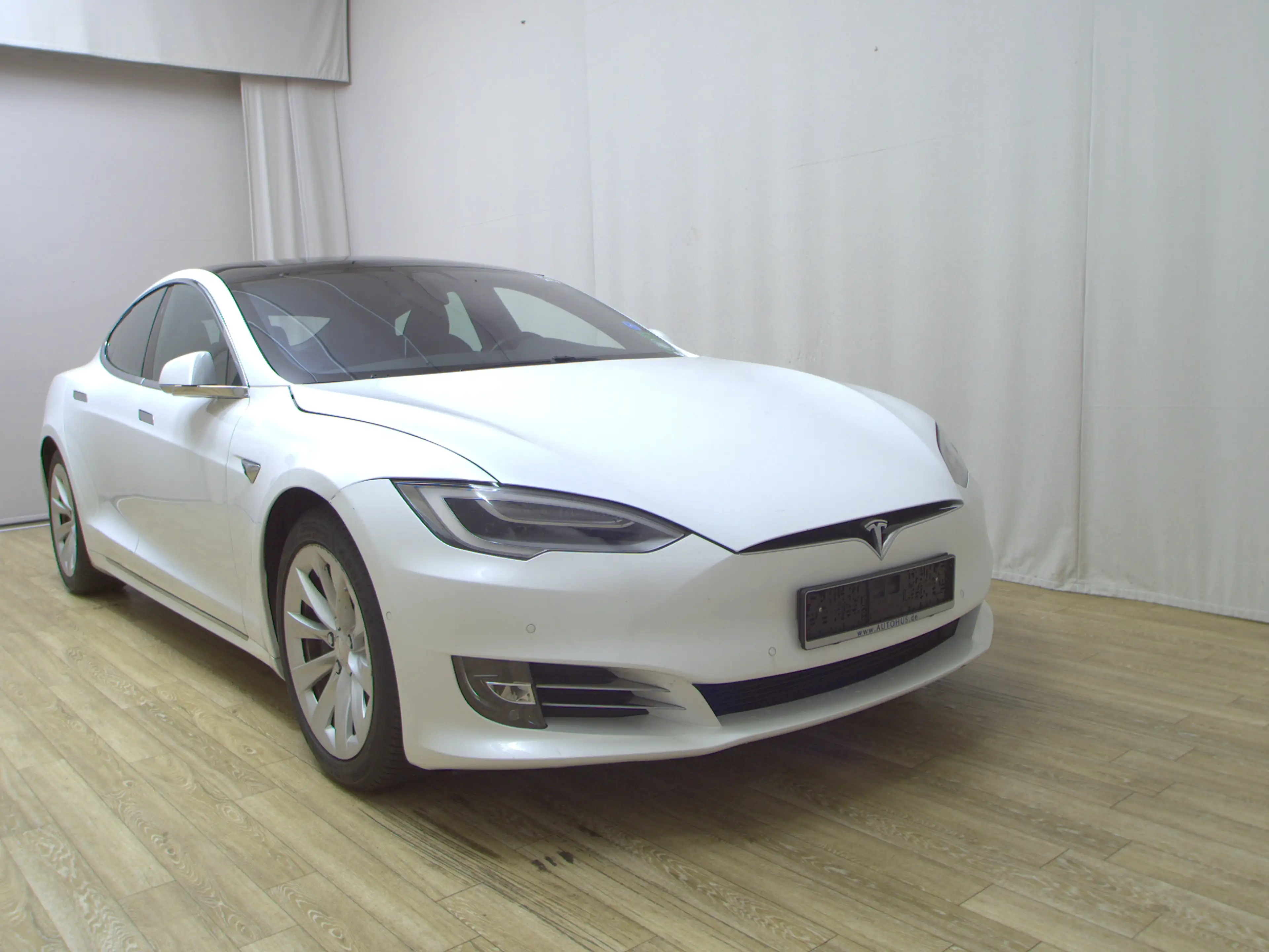 Tesla Model S Maximale-Reichweite Navi LED Pano 360 — photo 3