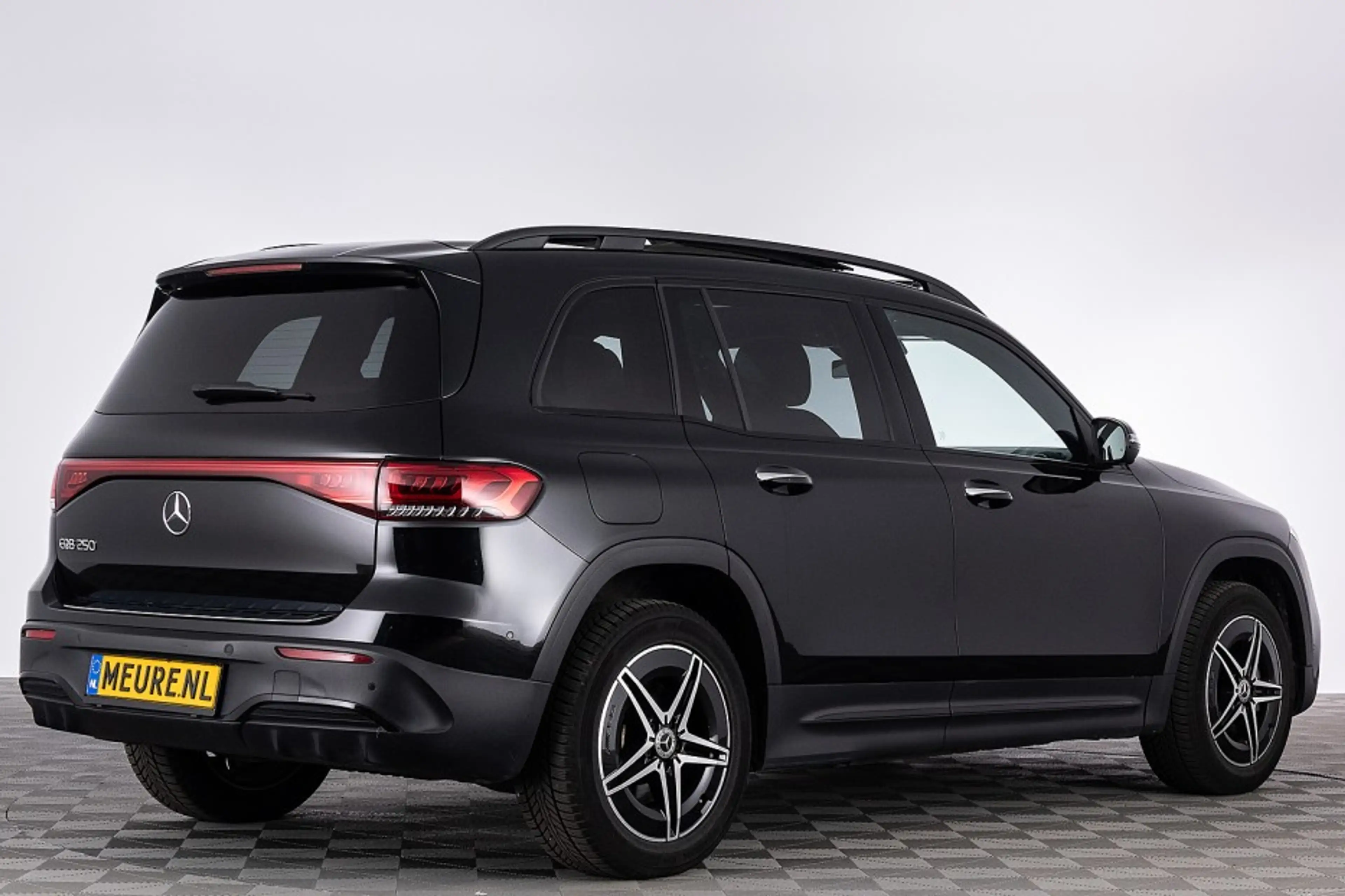 Mercedes-Benz EQB 250 AMG Line 67kwh 7-PERSOONS | PANORAMA | AMBIENT LIG — photo 36