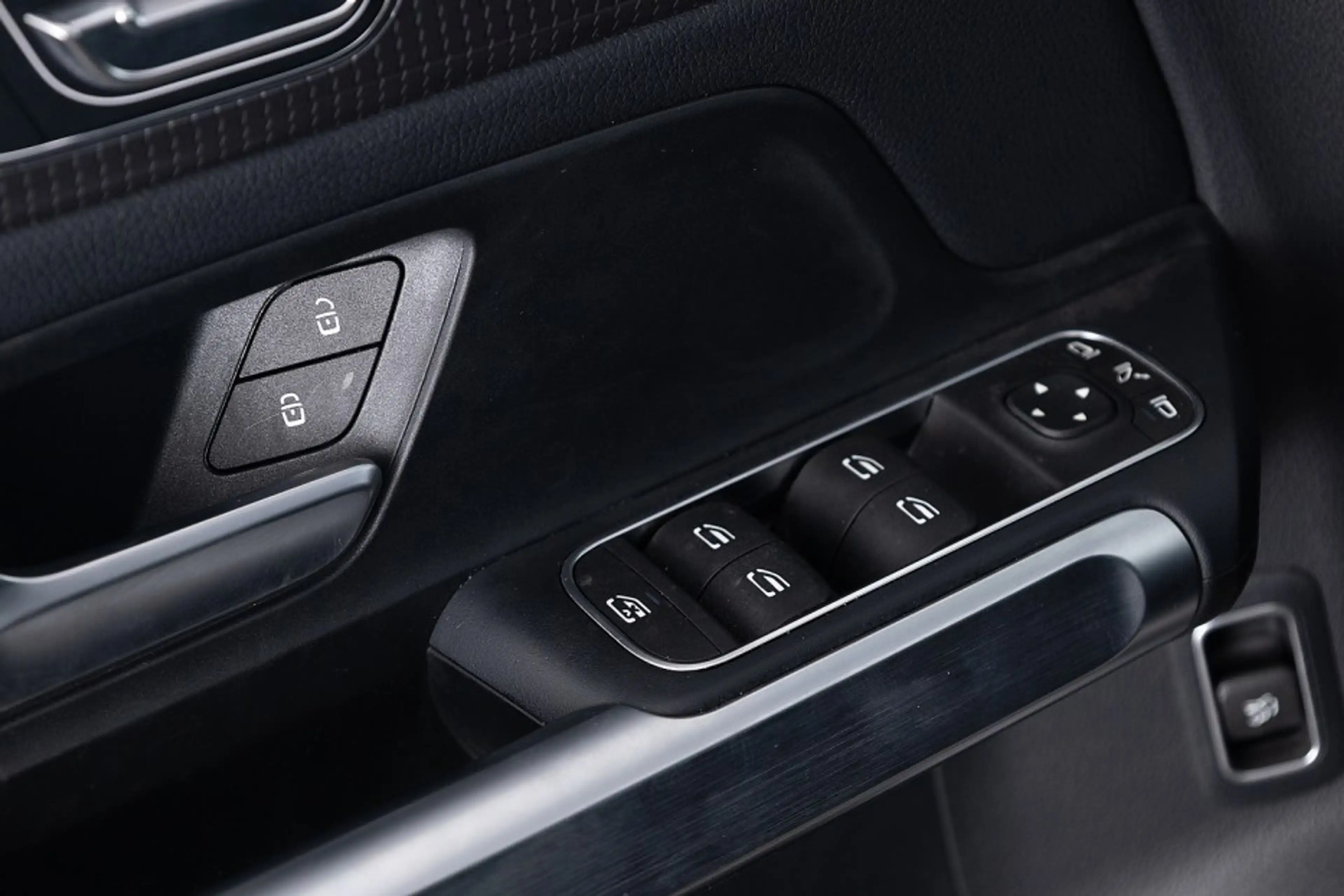 Mercedes-Benz EQB 250 AMG Line 67kwh 7-PERSOONS | PANORAMA | AMBIENT LIG — photo 11