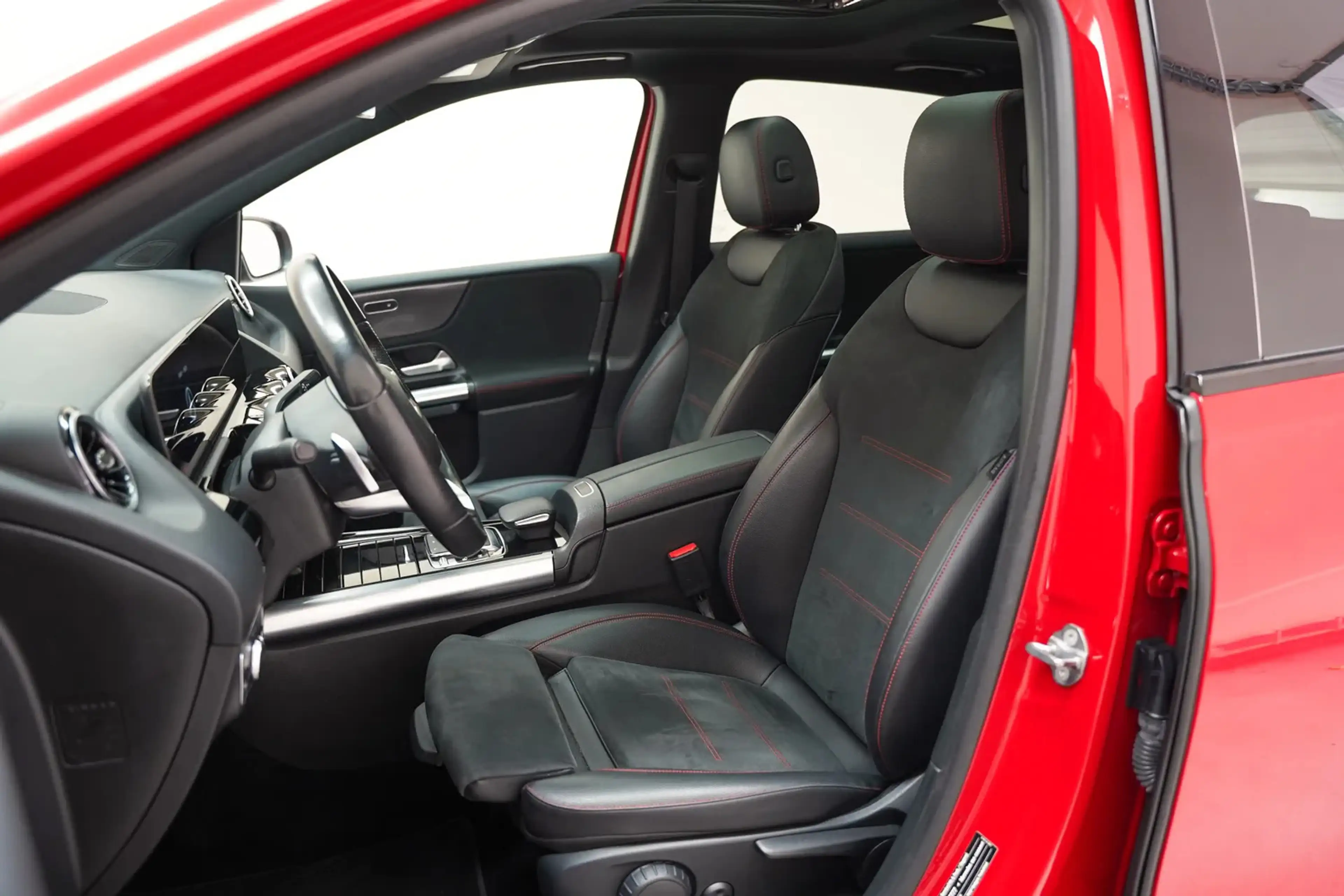 Mercedes-Benz B 200 AMG-Line Night Aut. [ Panorama LED Navi Camera] — photo 10