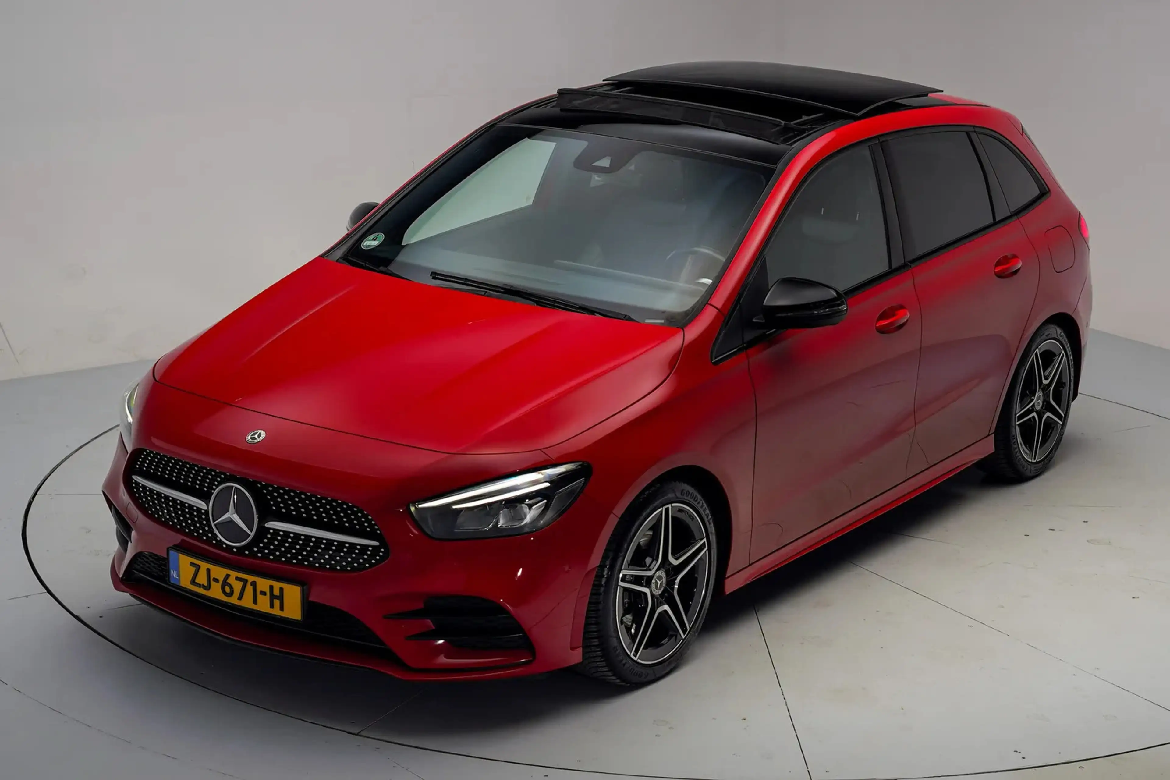 Mercedes-Benz B 200 AMG-Line Night Aut. [ Panorama LED Navi Camera] — photo 14