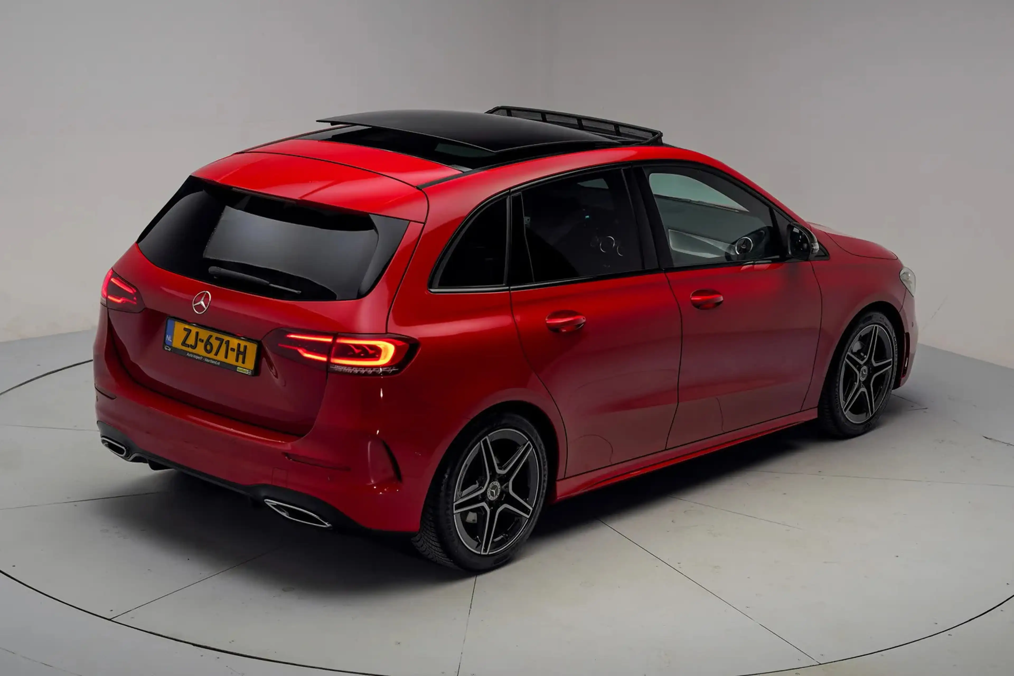 Mercedes-Benz B 200 AMG-Line Night Aut. [ Panorama LED Navi Camera] — photo 15