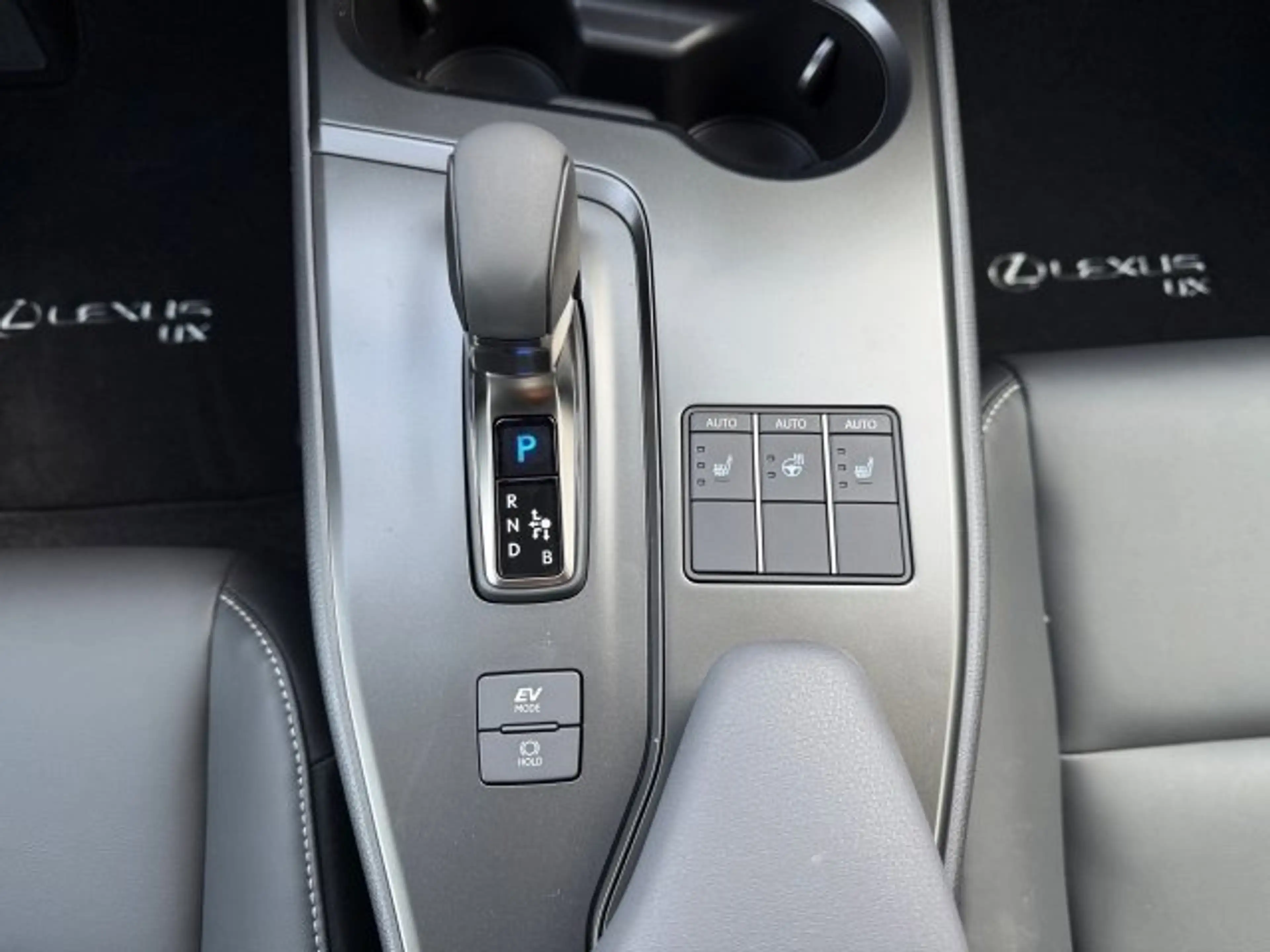 Lexus UX 300h F-Sport Design FWD Hybrid — photo 14