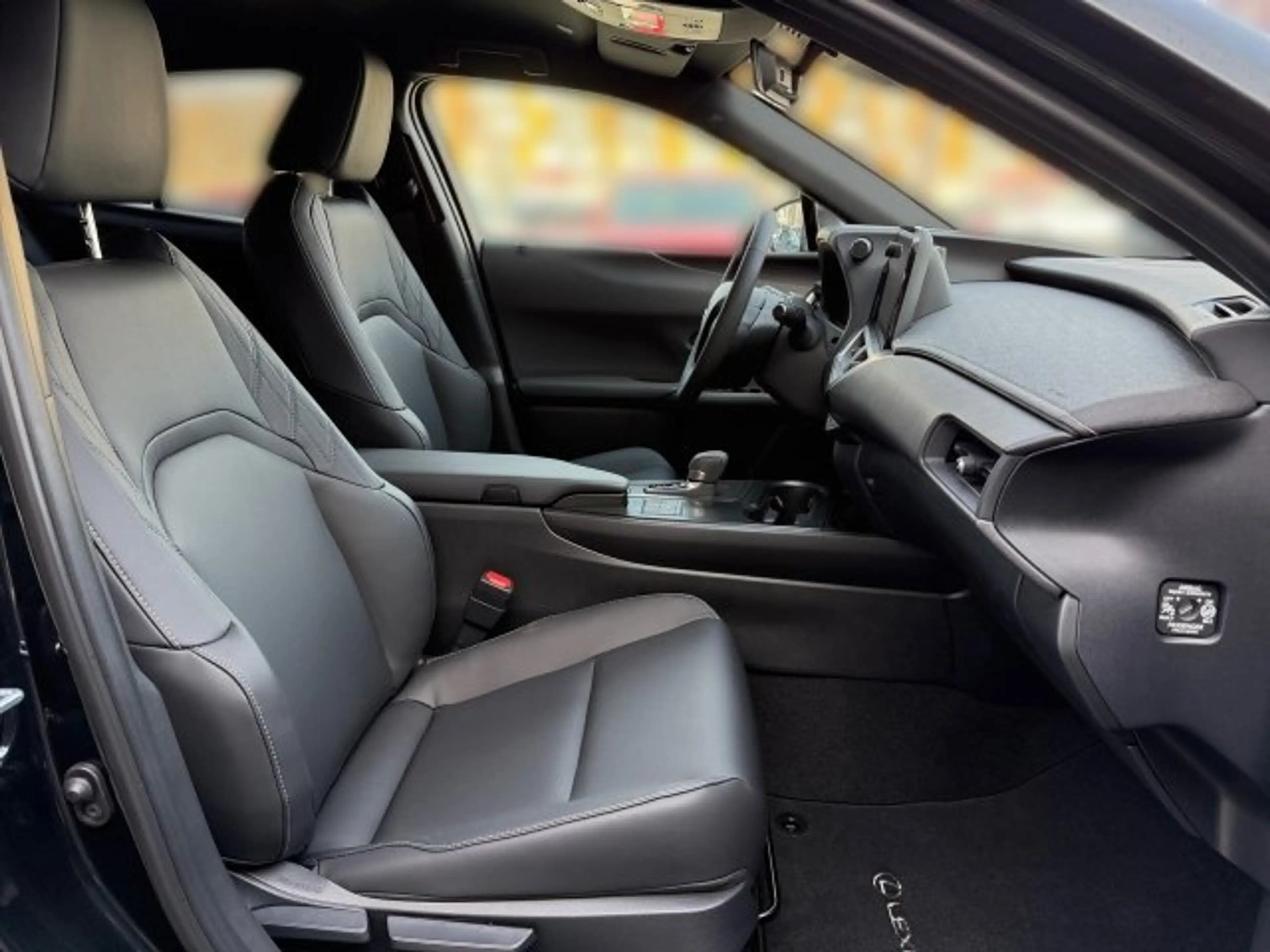 Lexus UX 300h F-Sport Design FWD Hybrid — photo 6