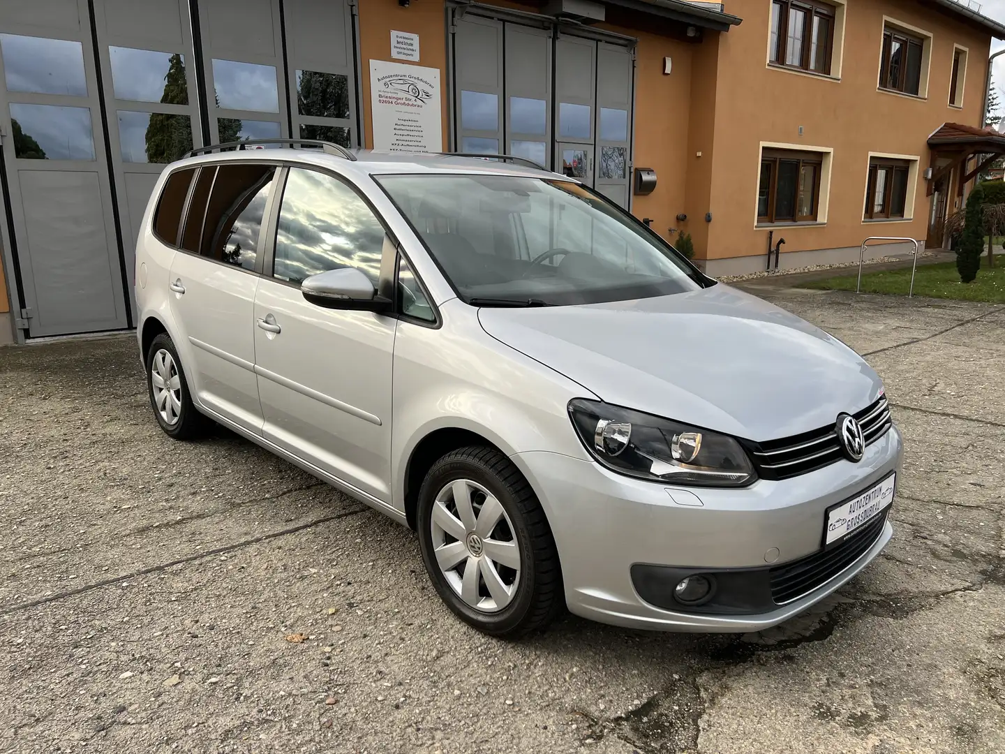 Volkswagen Touran Comfortline Klima Einparkhilfe werksneuer Motor Grau - 1
