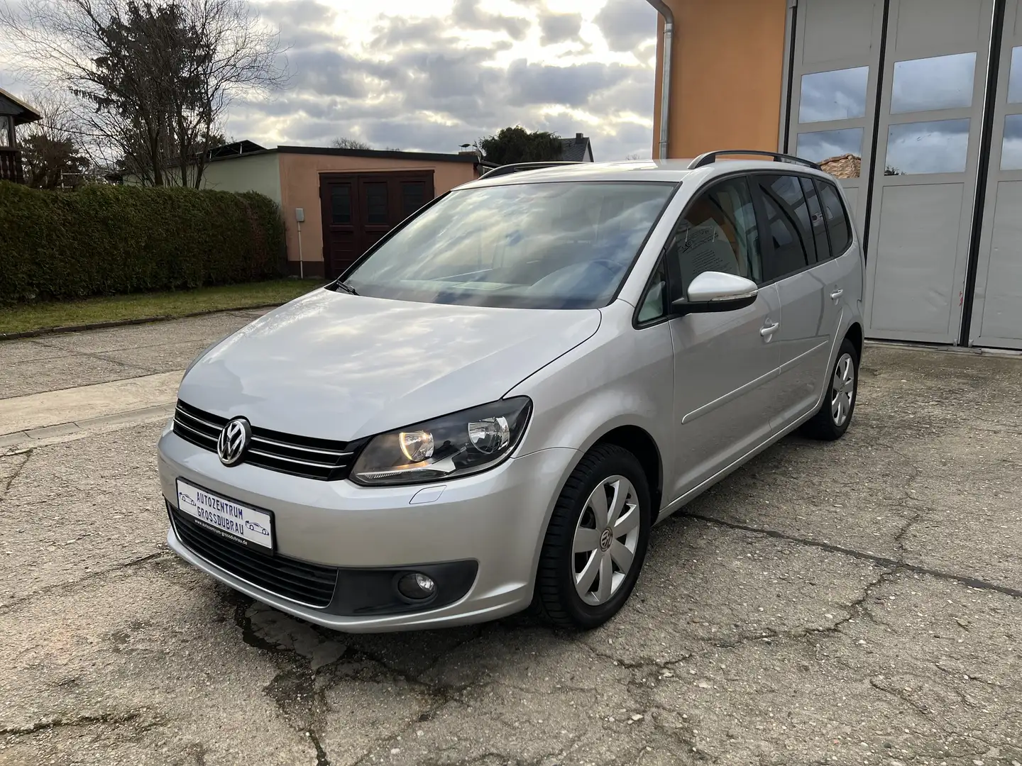 Volkswagen Touran Comfortline Klima Einparkhilfe werksneuer Motor Grau - 2