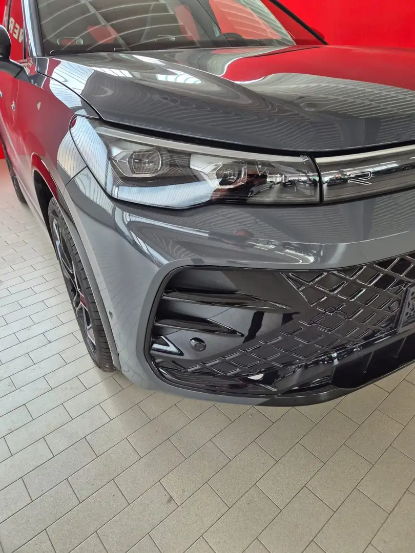 Volkswagen Tiguan Sport TDI 4MOTION DSG Grau - 2