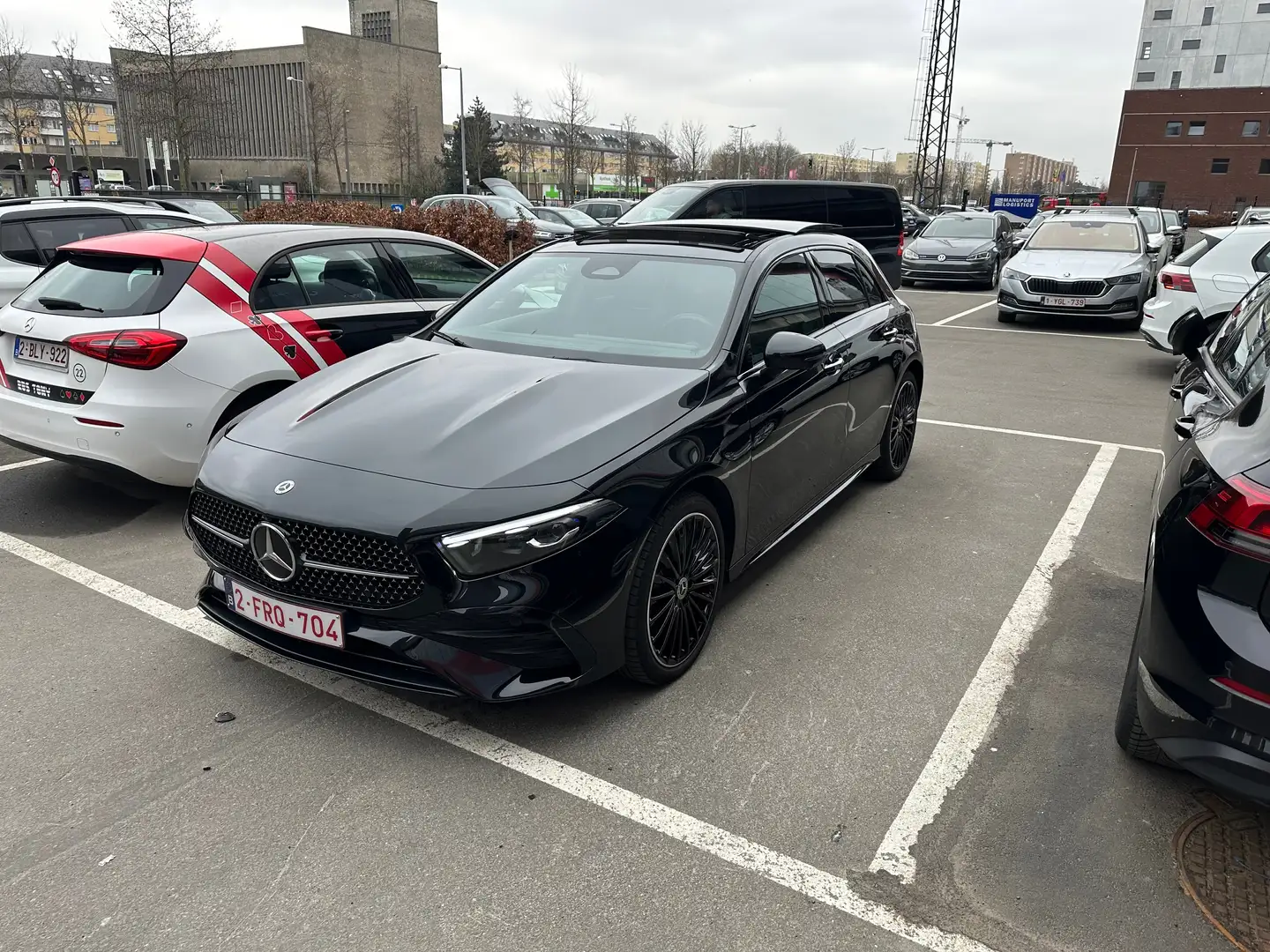 Mercedes-Benz A 250 A 250 e Amg line pano dak full option Zwart - 1