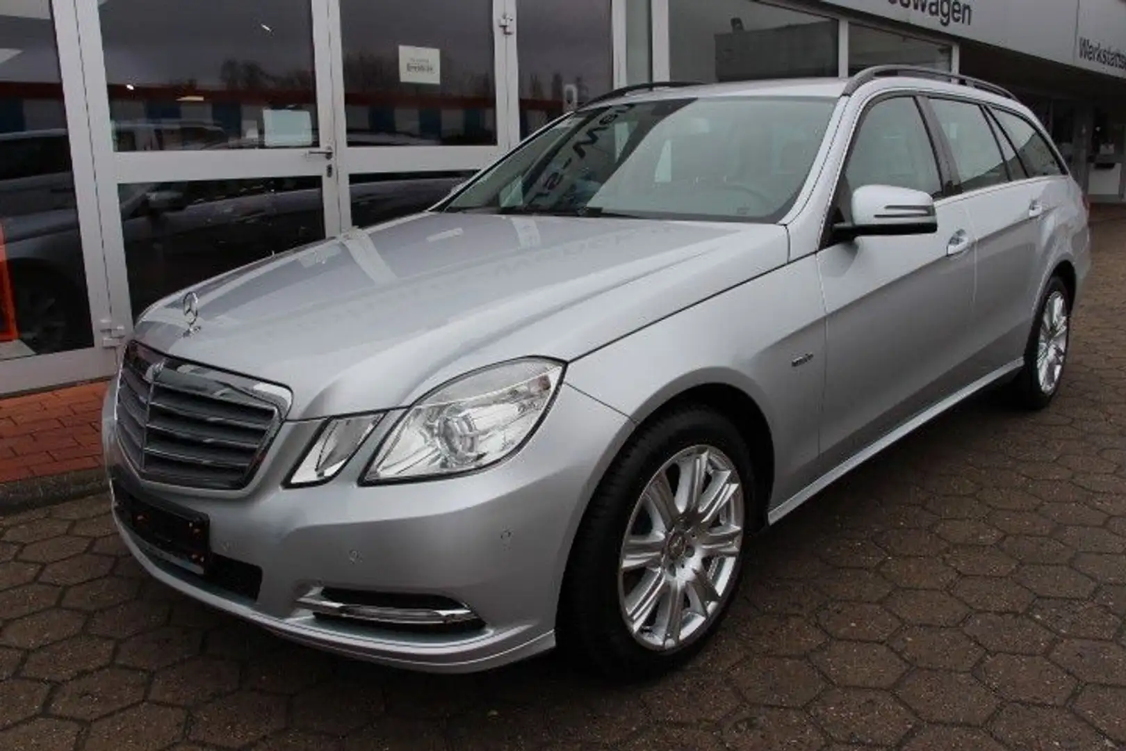 Mercedes-Benz E 300 CGI BlueEfficiency 4Mat*2.HAND*AUTOMATIK* Silber - 2
