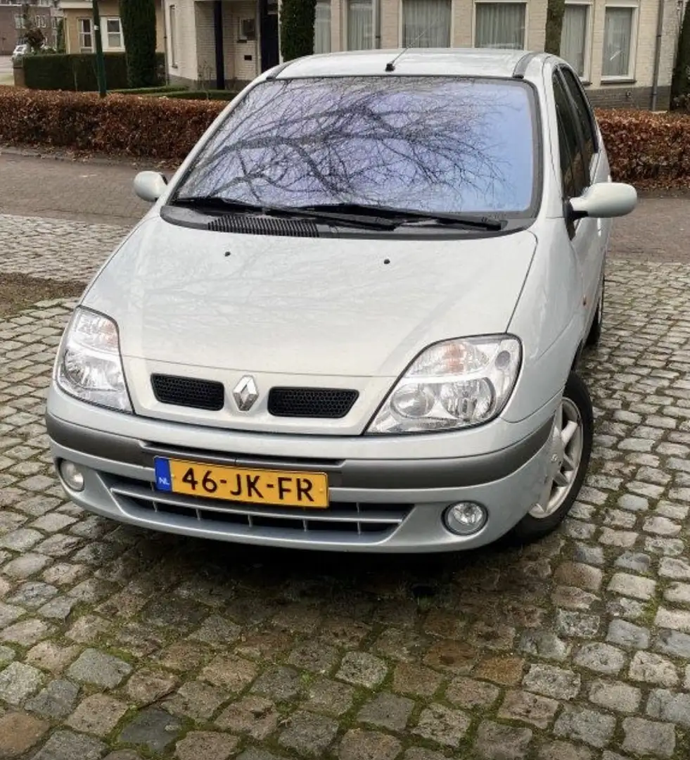 Renault Scenic 1.6-16V Expr. Sport Grijs - 2